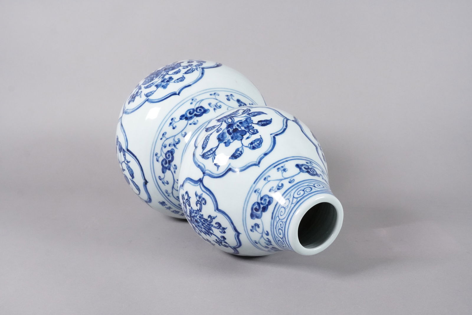 Chinese b/w gourd vase - 3