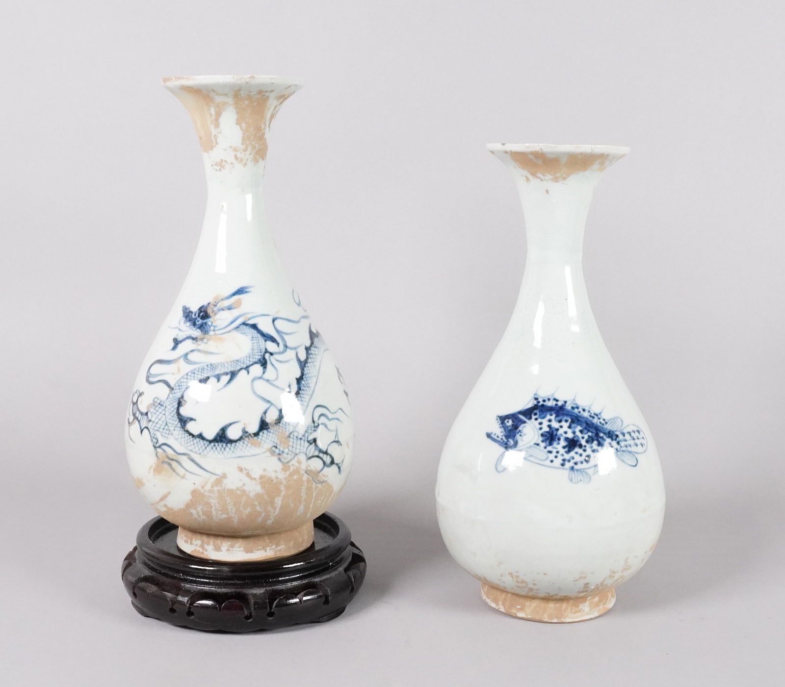 2 Chinese b/w fine vase: 2 Chinese blue and white fine vase. H: 9.9" x W: 5."