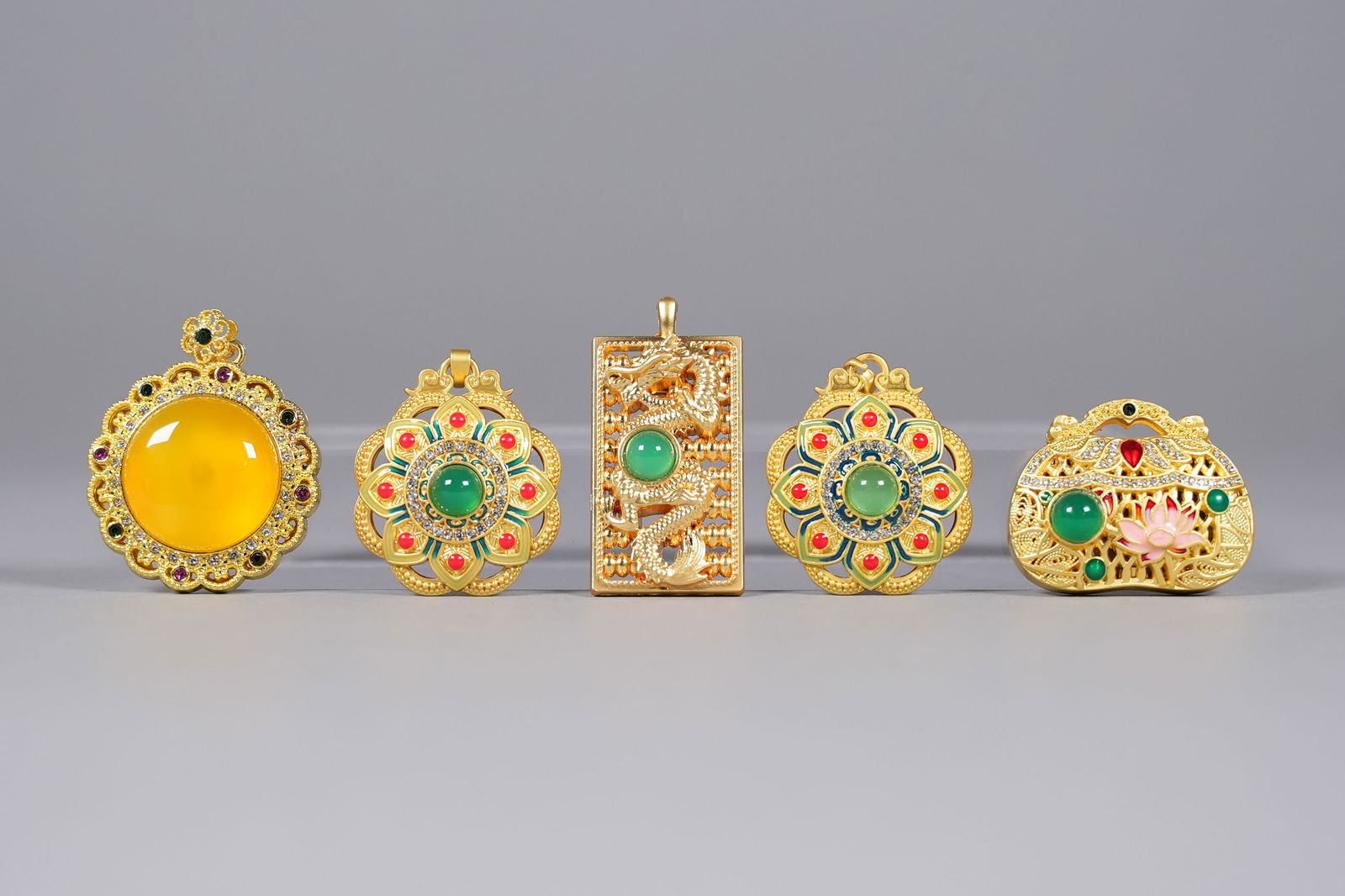 Lots Chinese fine carvings: Lots Chinese fine carved pendants.