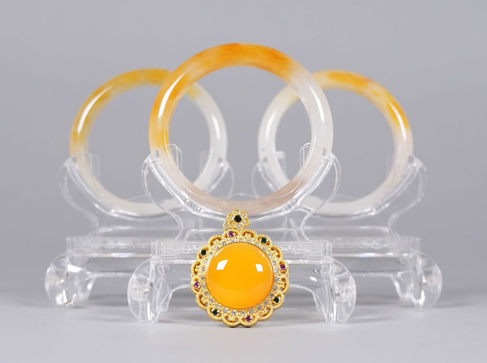 Lots Chinese fine carvings: Lots Chinese fine carvings.