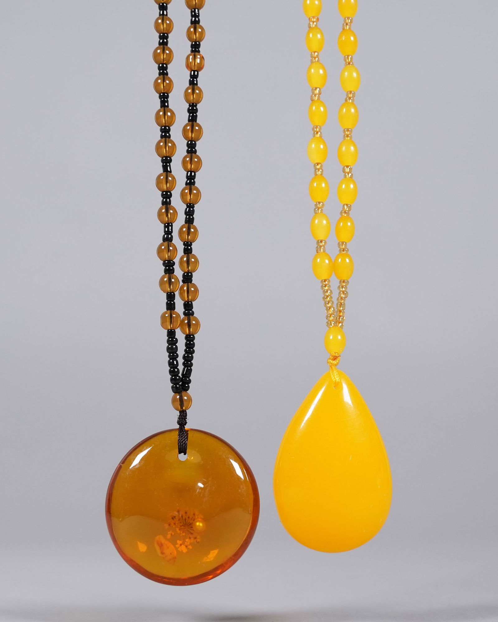 2 Chinese fine necklace: 2 Chinese fine necklace.