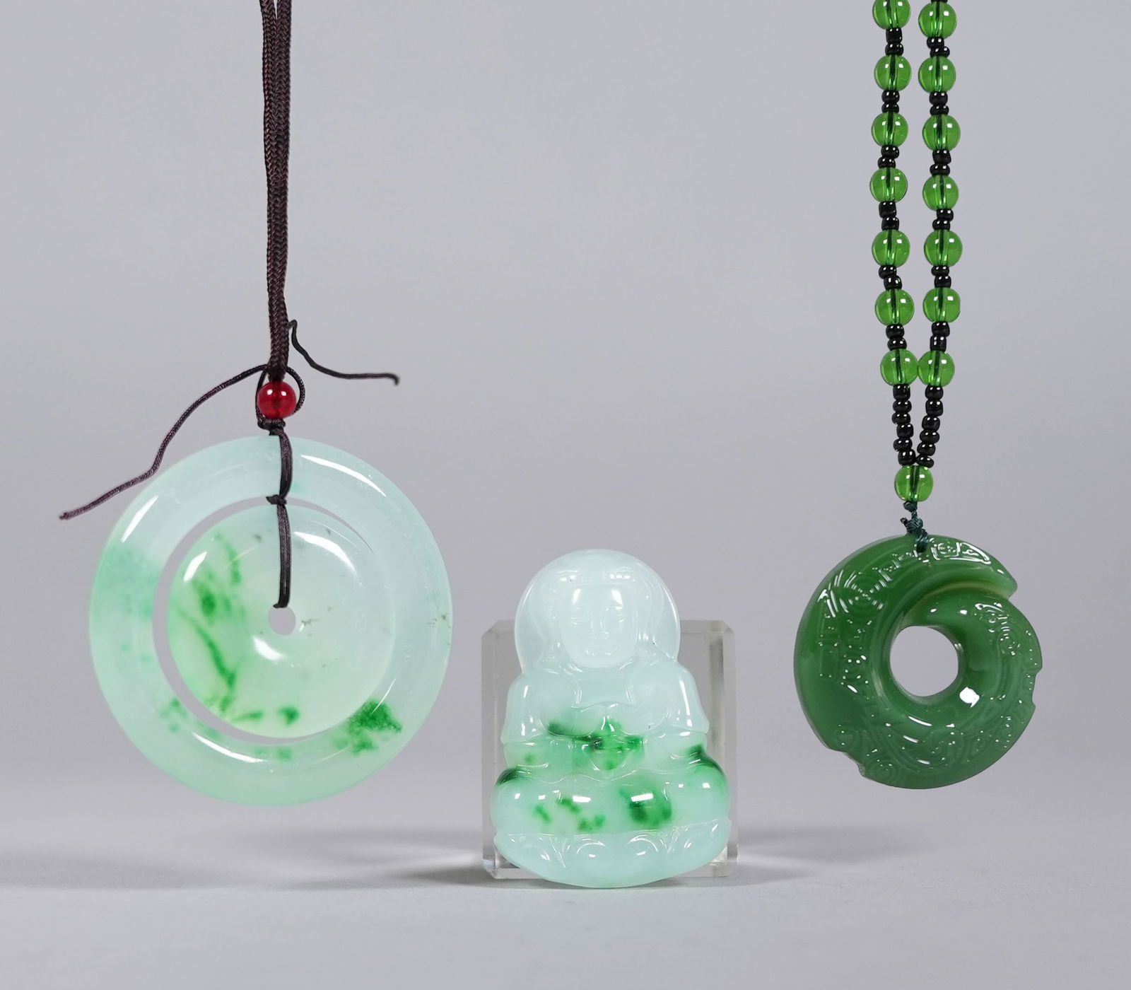Lots Chinese necklace: Lots Chinese apple green necklace.