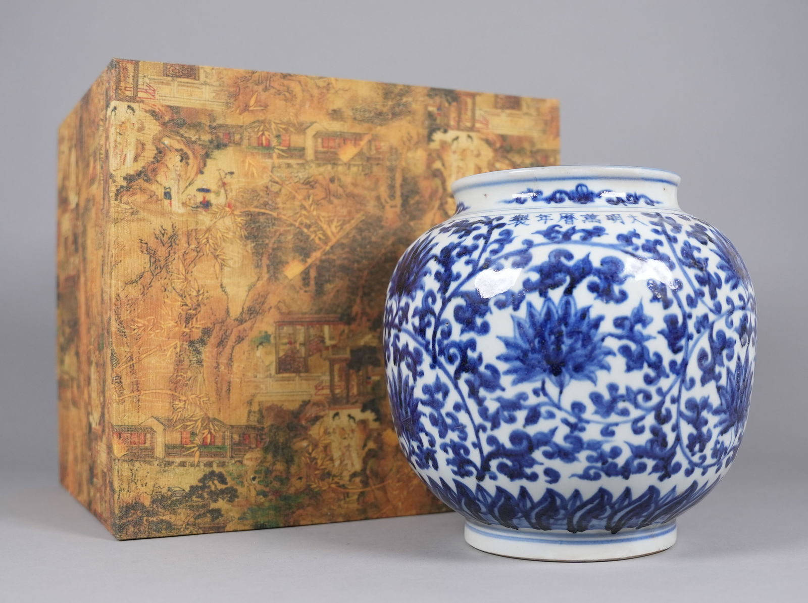 Chinese large b/w jar with box (1 of 7)