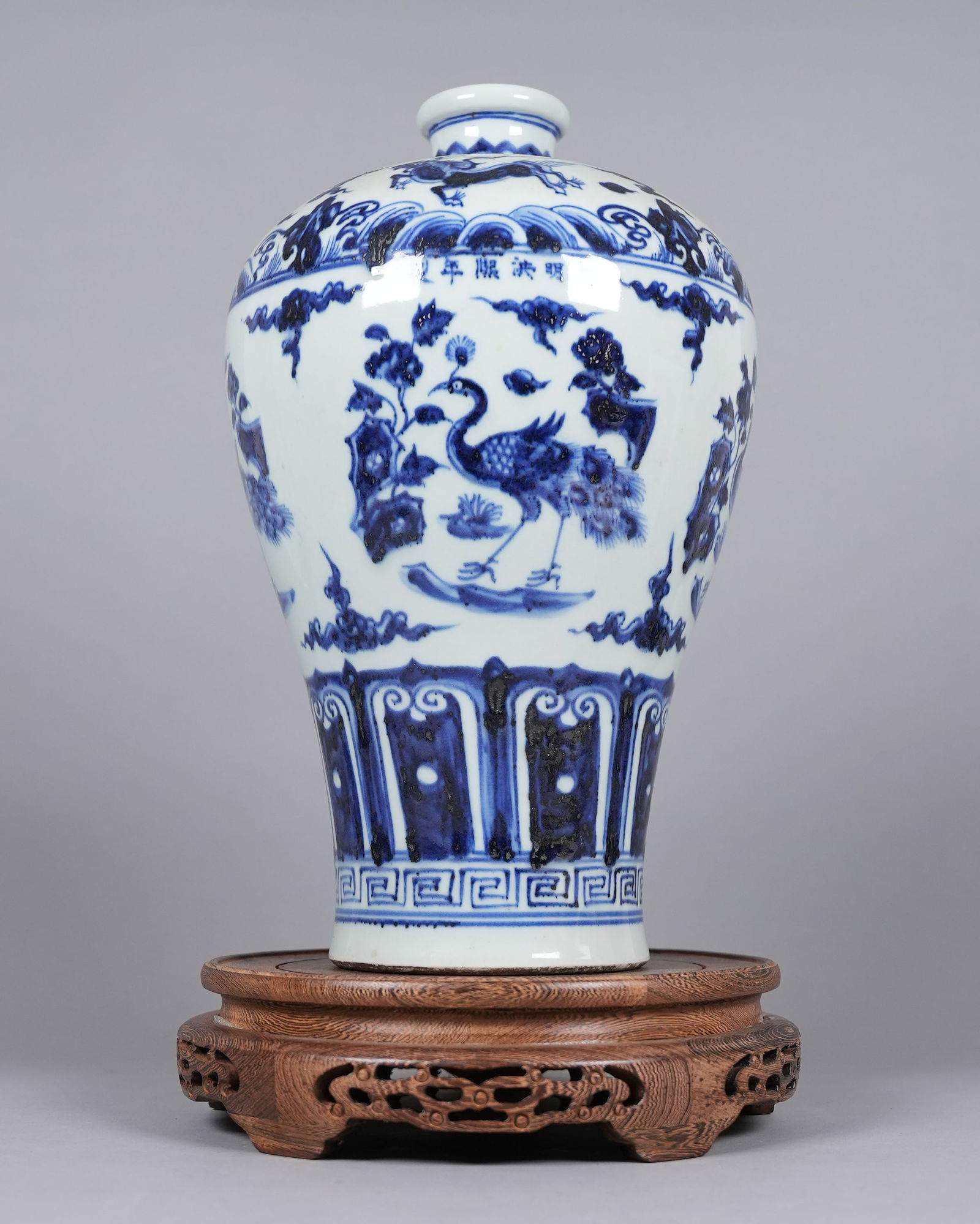 Chinese large b/w vase: Chinese large fine blue and white vase. H: 13.2" x W: 7.5."