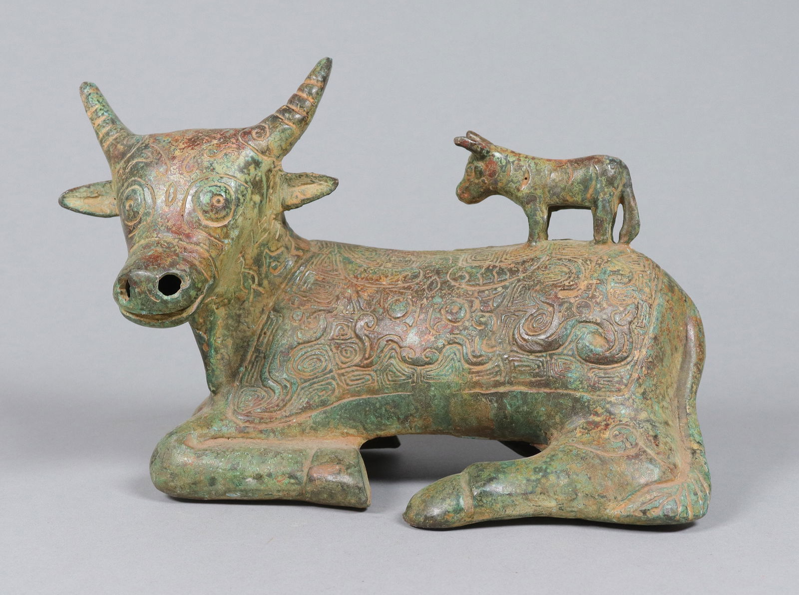 Chinese bronze vessel in beast form: Chinese fine bronze vessel in beast form. H: 9.5" x W: 11.5."