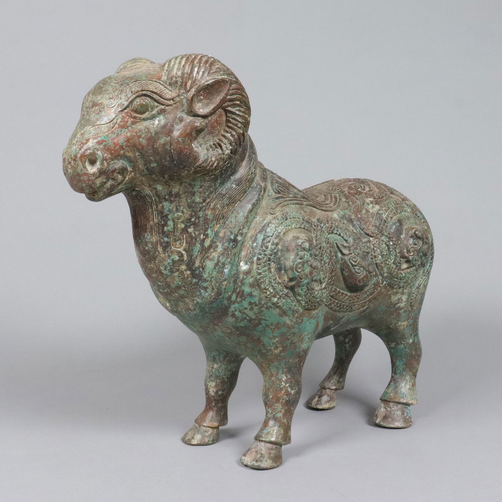 Chinese fine bronze vessel: Chinese fine bronze vessel. H: 4.85" x W: 11.75."