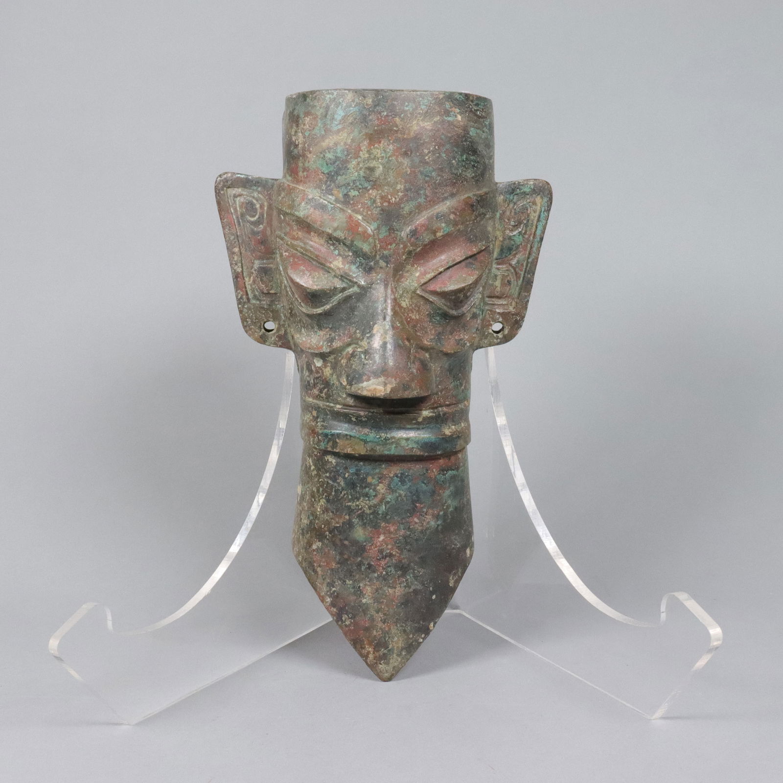 Chinese bronze vessel in beast form: Chinese bronze vessel in beast form. H: 9.25" x W: 11.5."