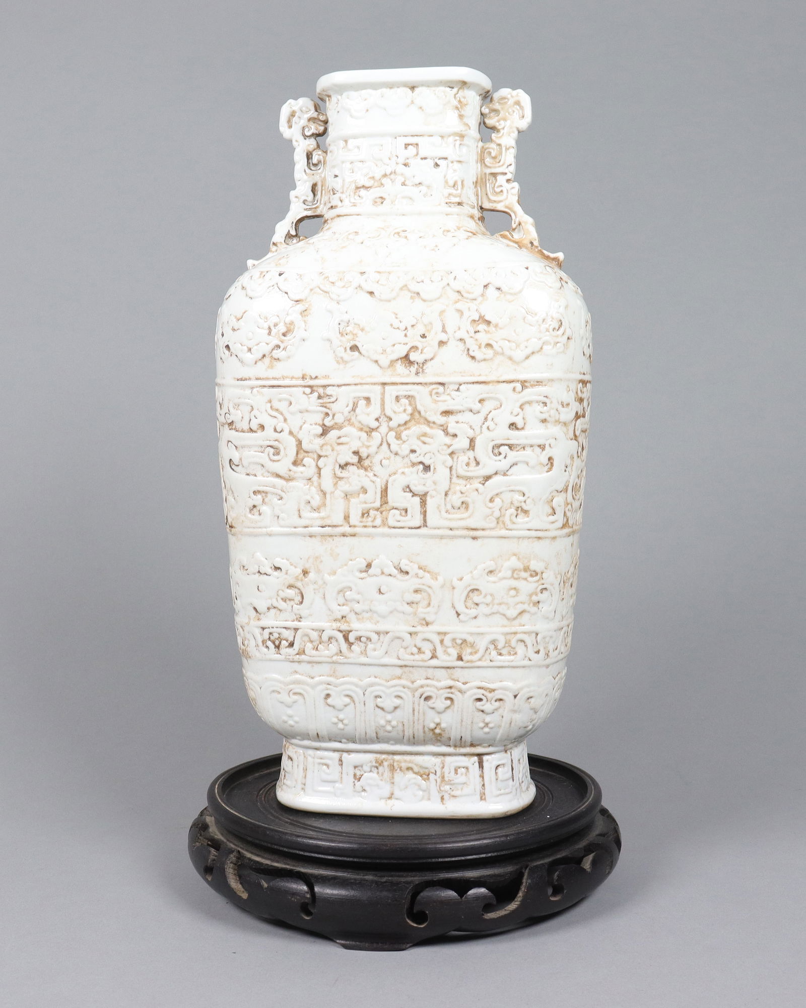 Chinese fine carved vase: Chinese fine carved vase. H: 12" x W: 5.75."