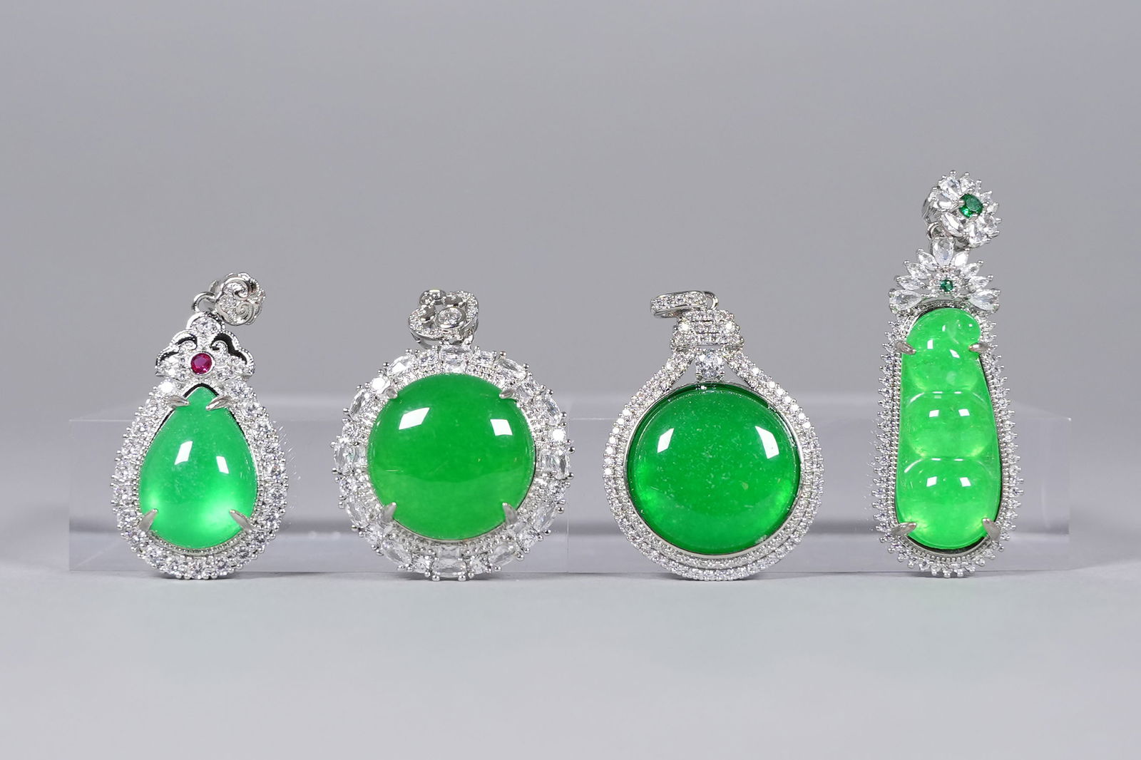 Lots Chinese apple green pendants (1 of 6)
