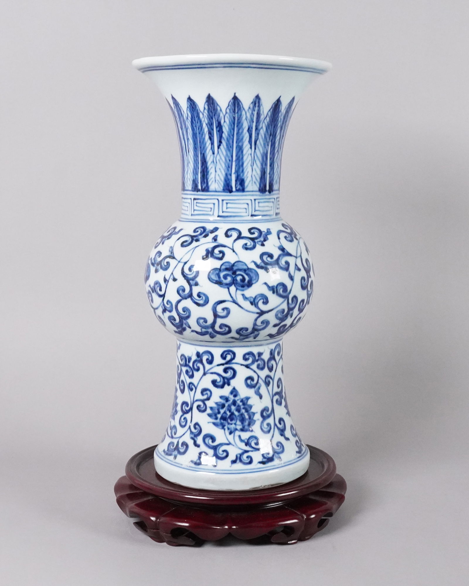 Chinese tall b/w vase: Chinese fine tall blue and white vase. H: 12" x W: 5.6."