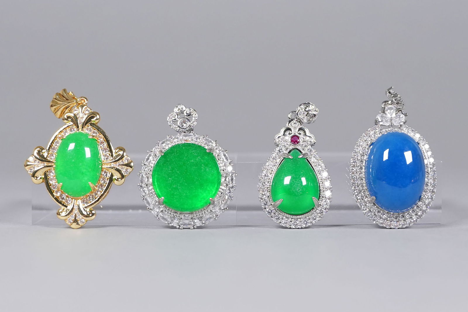 Lots Chinese fine pendants: Lots Chinese fine pendants.