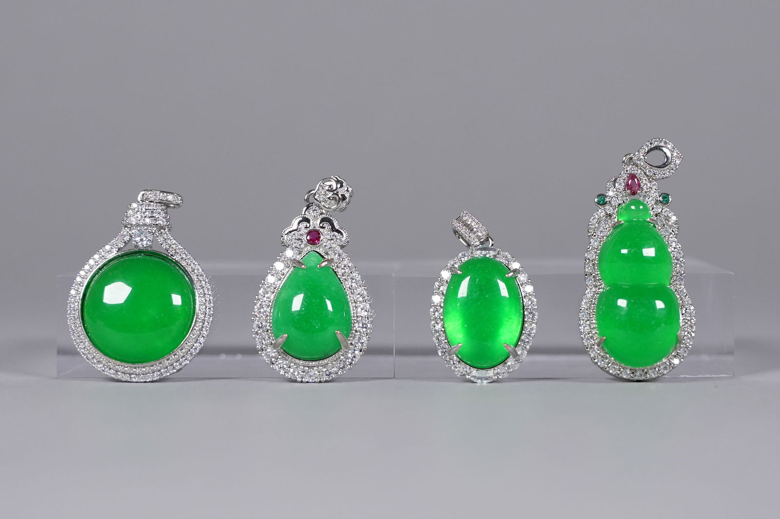 Lots Chinese apple green pendants: Lots Chinese apple green pendants.