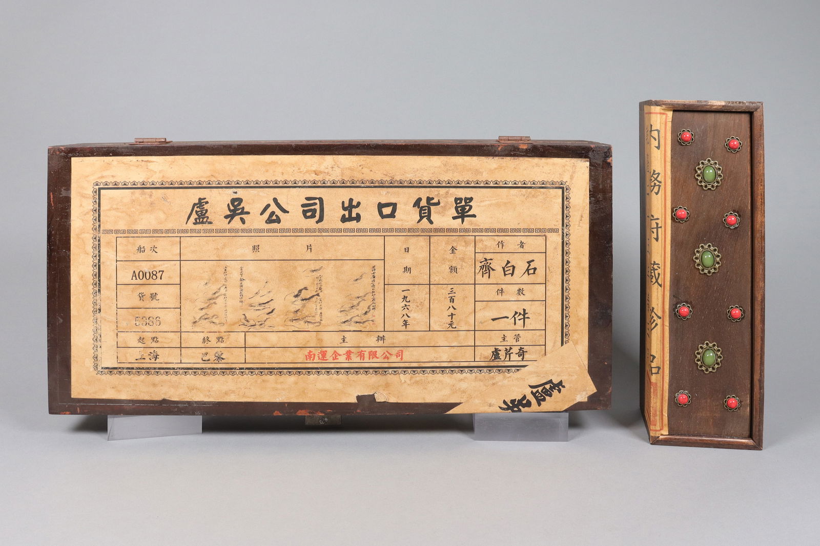 Lots Chinese art items in box: Lots Chinese art items in box. Ungraded.