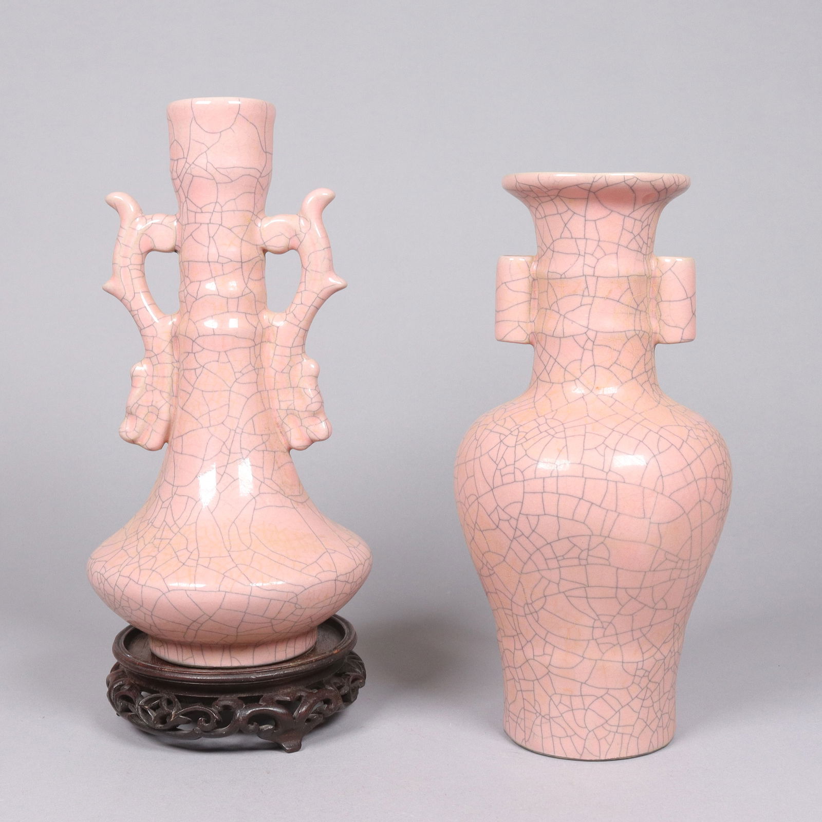 Lots Chinese crackled vase: Lots Chinese fine crackled vase. H: 9.2" x W: 4."