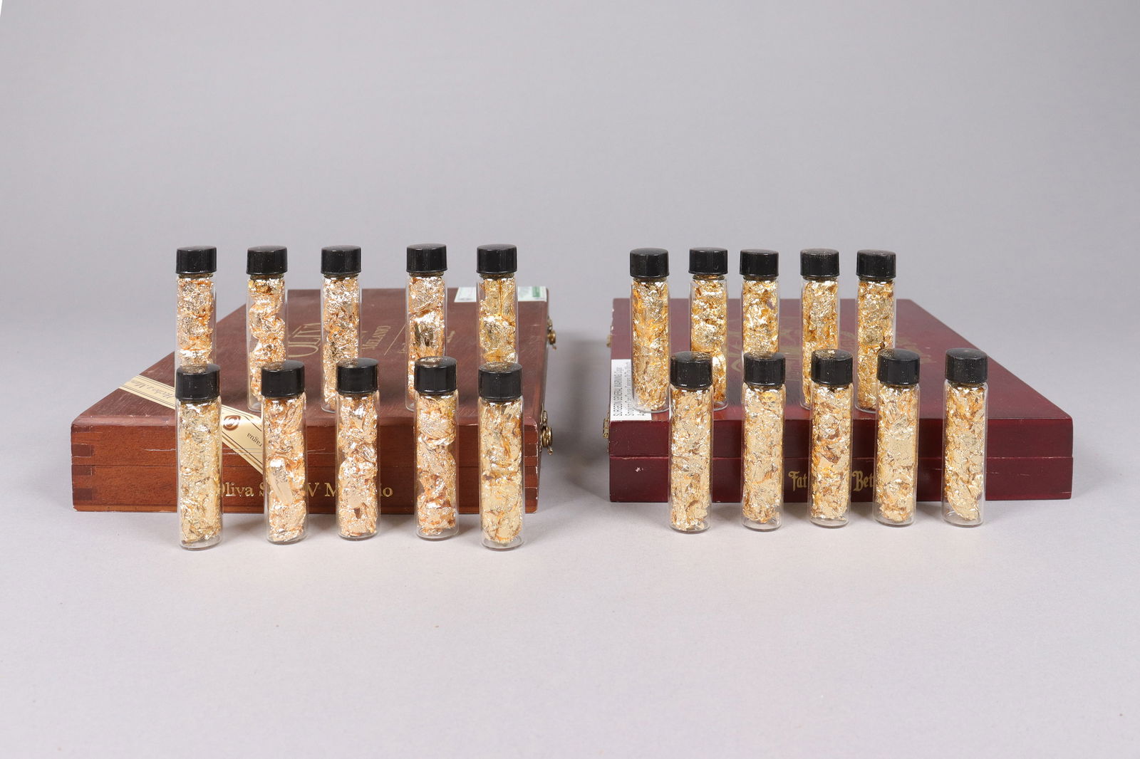 Lots gold flakes ungraded: Lots gold flakes ungraded or authenticated. All sales are final, no return.