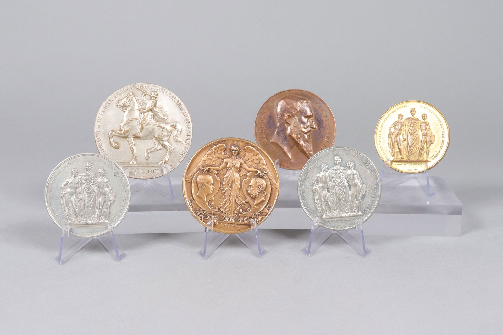 Lots fine carved medallioons: Lots fine carved medallions.