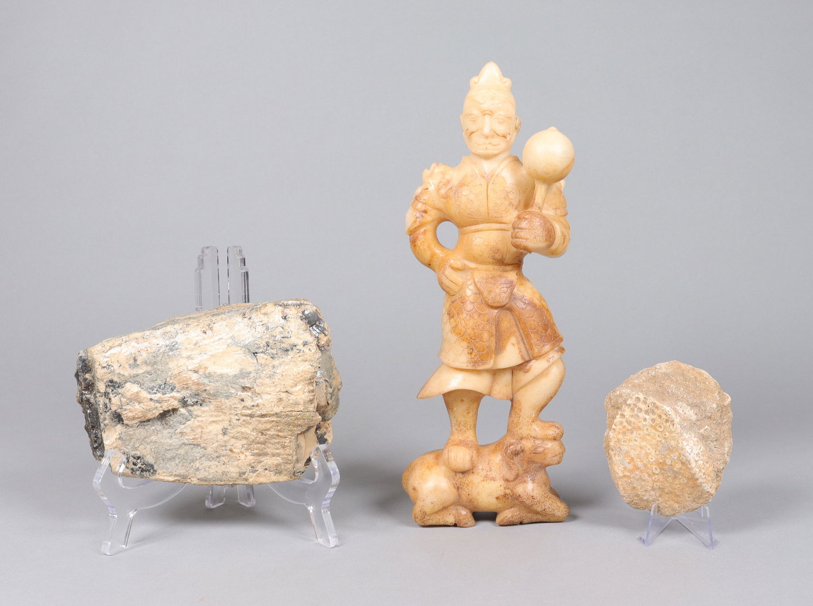 Lots fine carvings: Lots fine carvings.