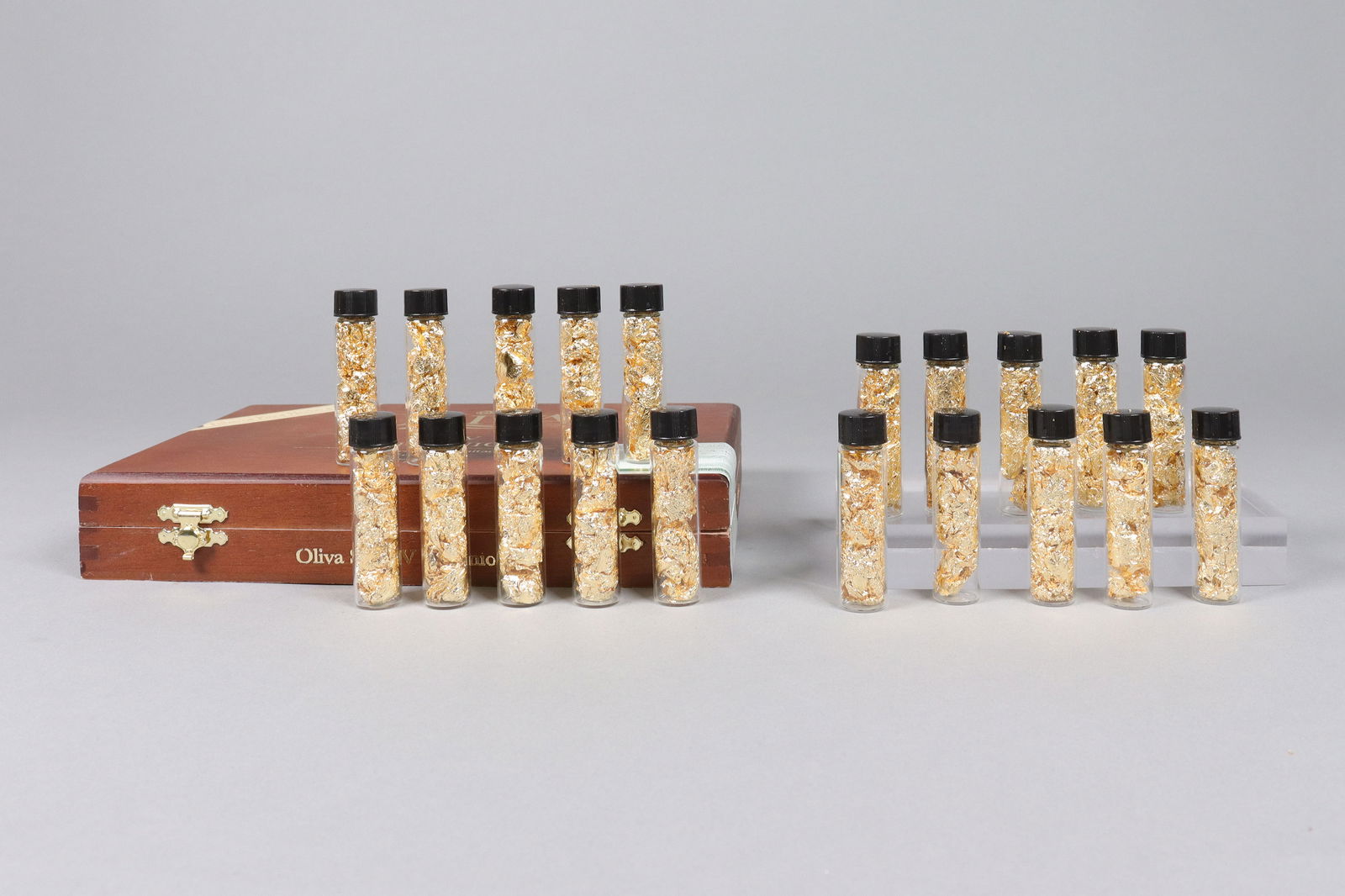 Lots gold flakes in box ungraded: Lots gold flakes in box, ungraded or authenticated. All sales are final, no return. We do not guarantee of its content, materials, grading.