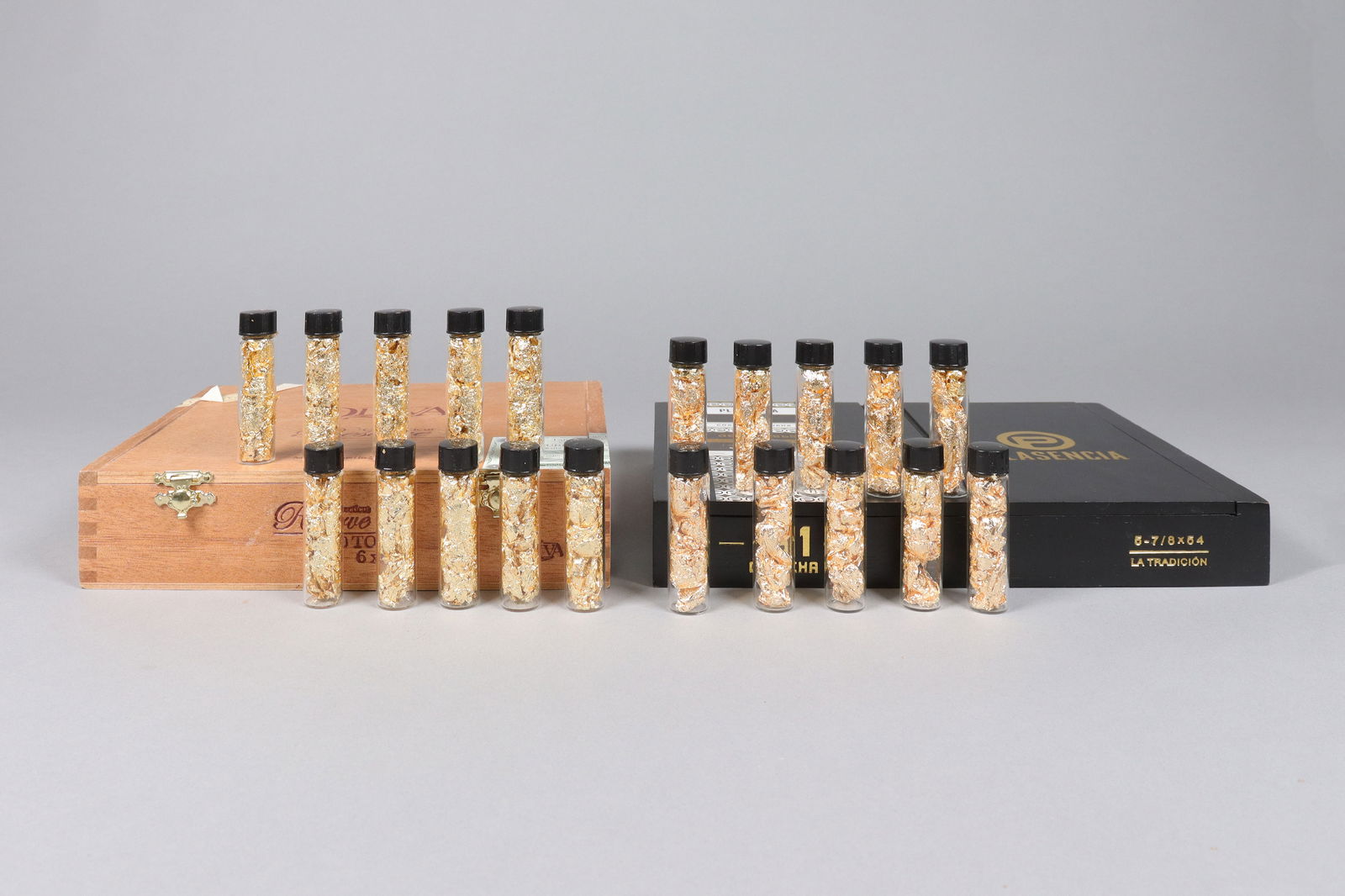 Lots gold flakes in box ungraded: Lots gold flakes in box, ungraded or authenticated. All sales are final, no return. We do not guarantee of its content, materials, grading.