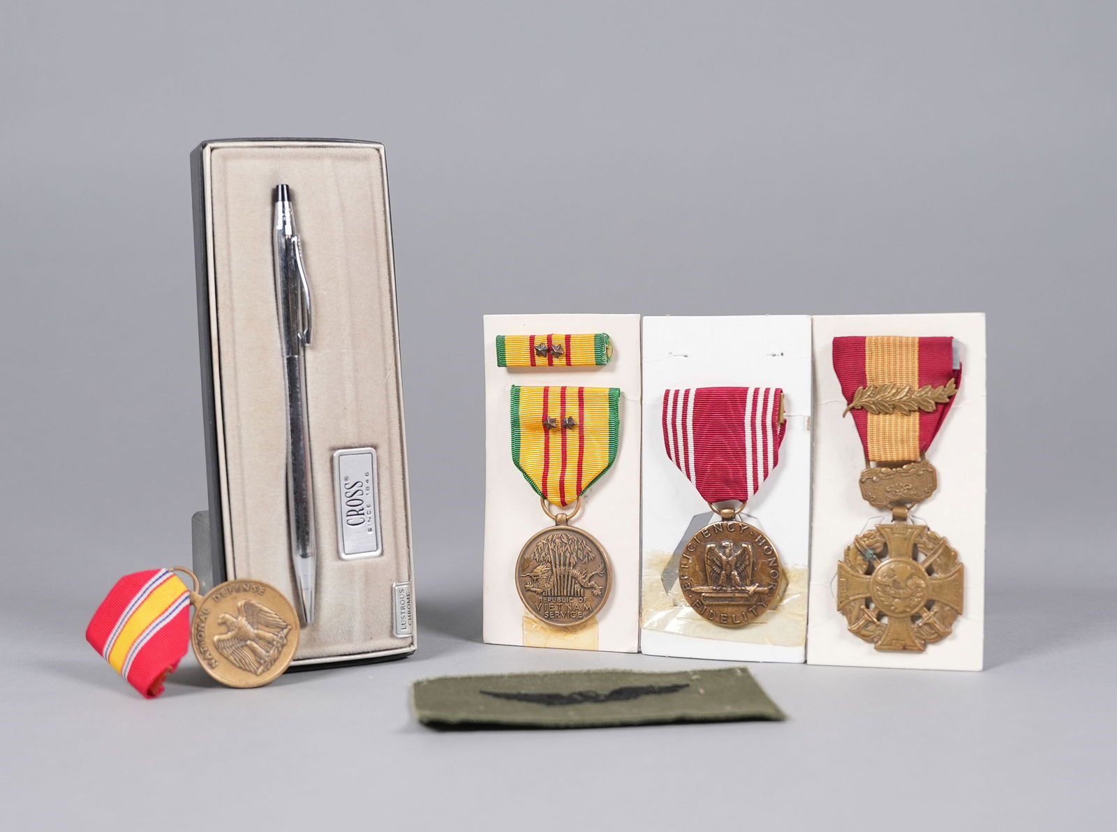 Lots World War II medals and a pen: Lots World War II medals with a Cross pen.
