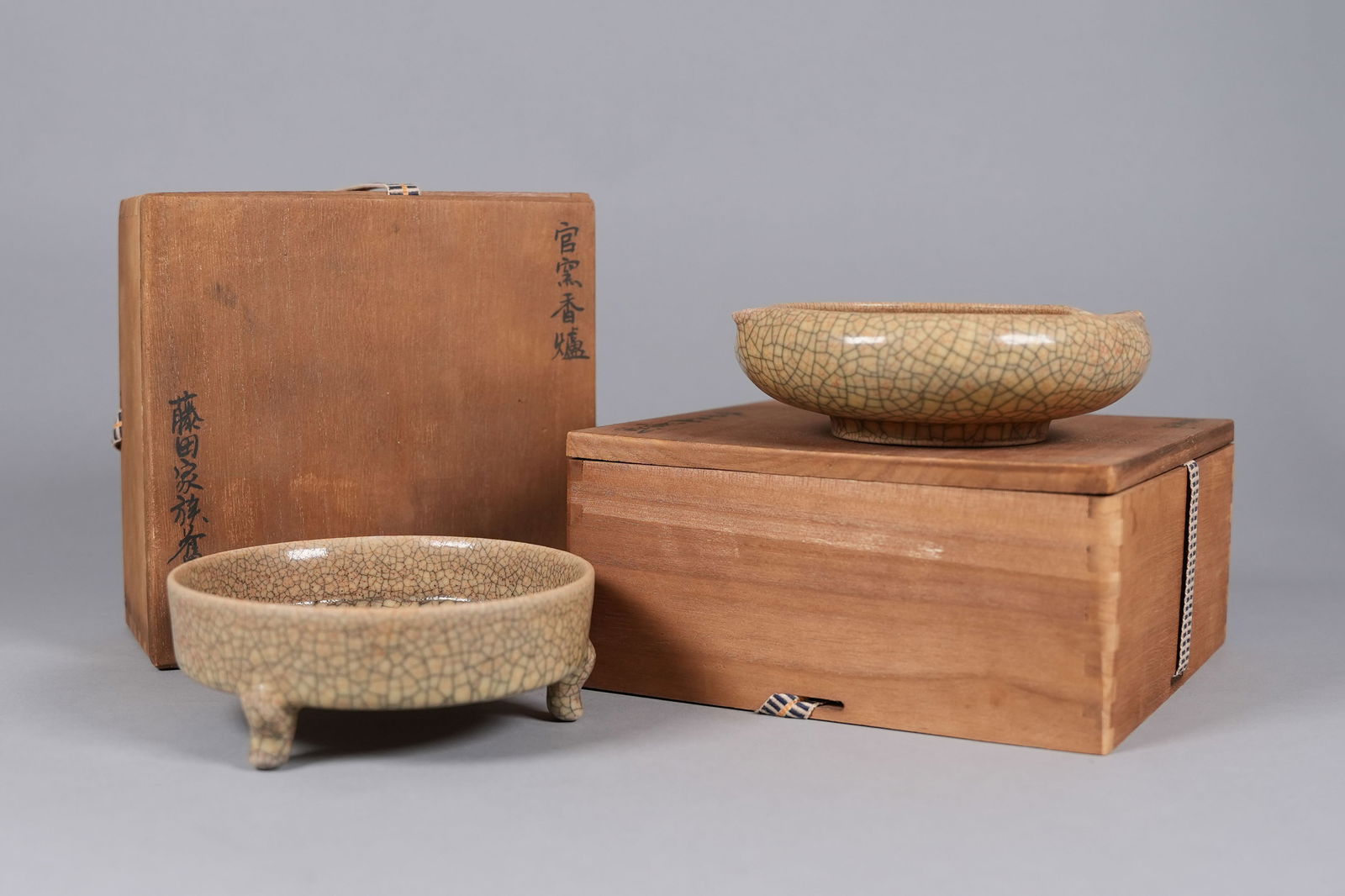 2 Chinese crackled washer with box: 2 Chinese crackled washer with wooden box. Largest H: 1.6" x W: 6.2."