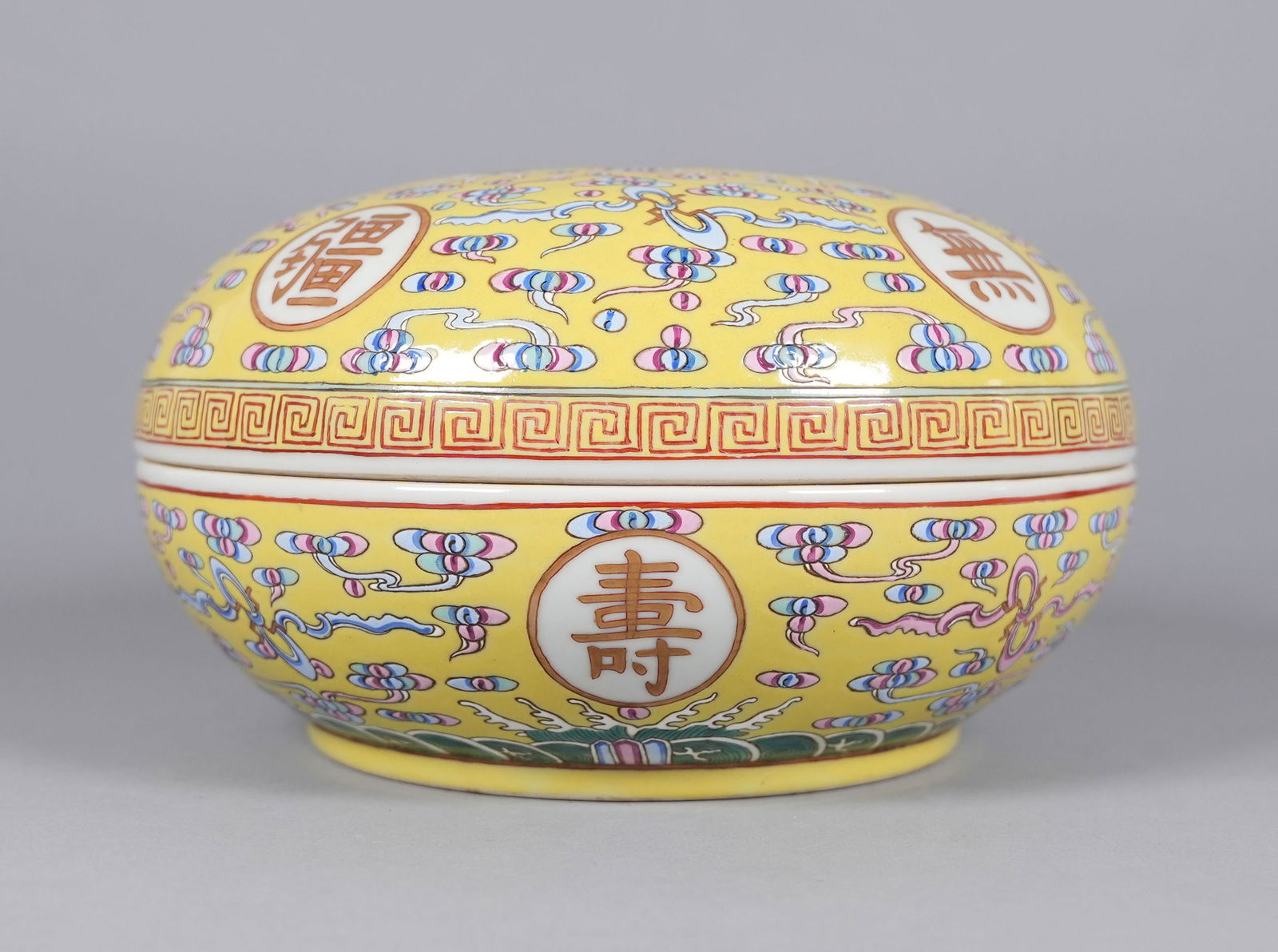 Chinese fine round lidded box (1 of 7)