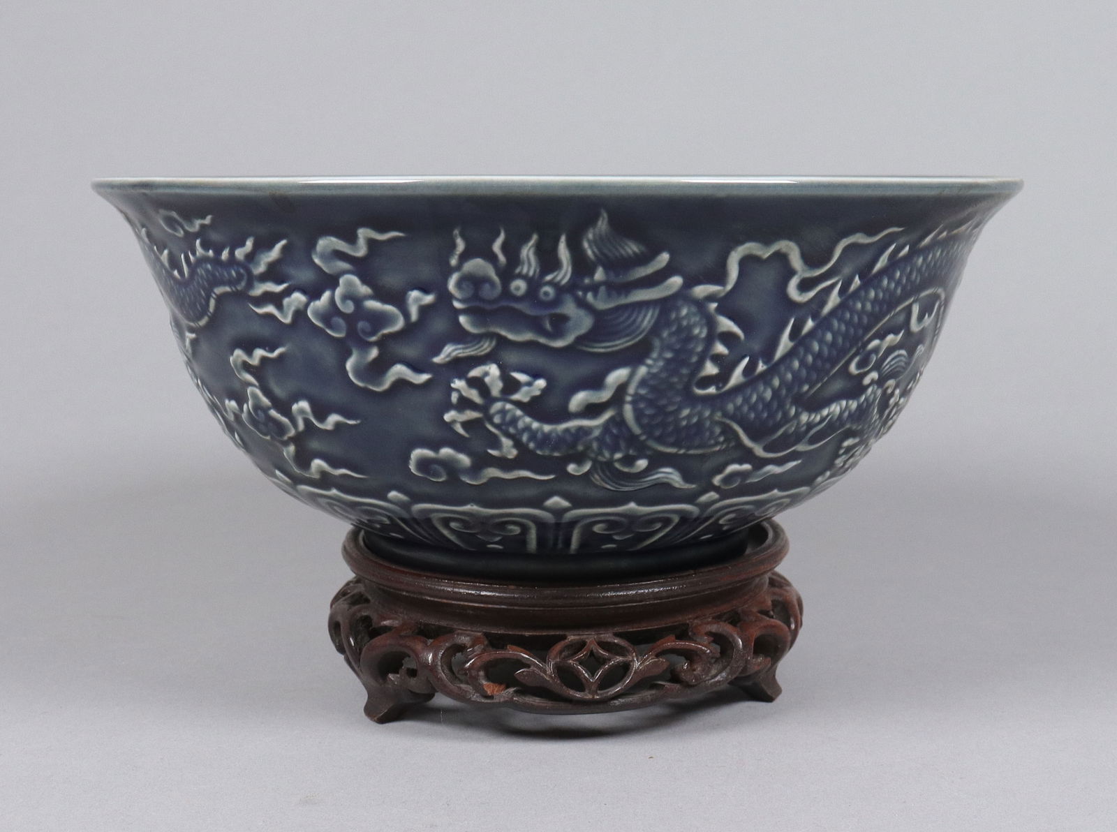 Chinese fine dragon bowl: Chinese fine dragon bowl. H: 3.5" x W: 8.3."