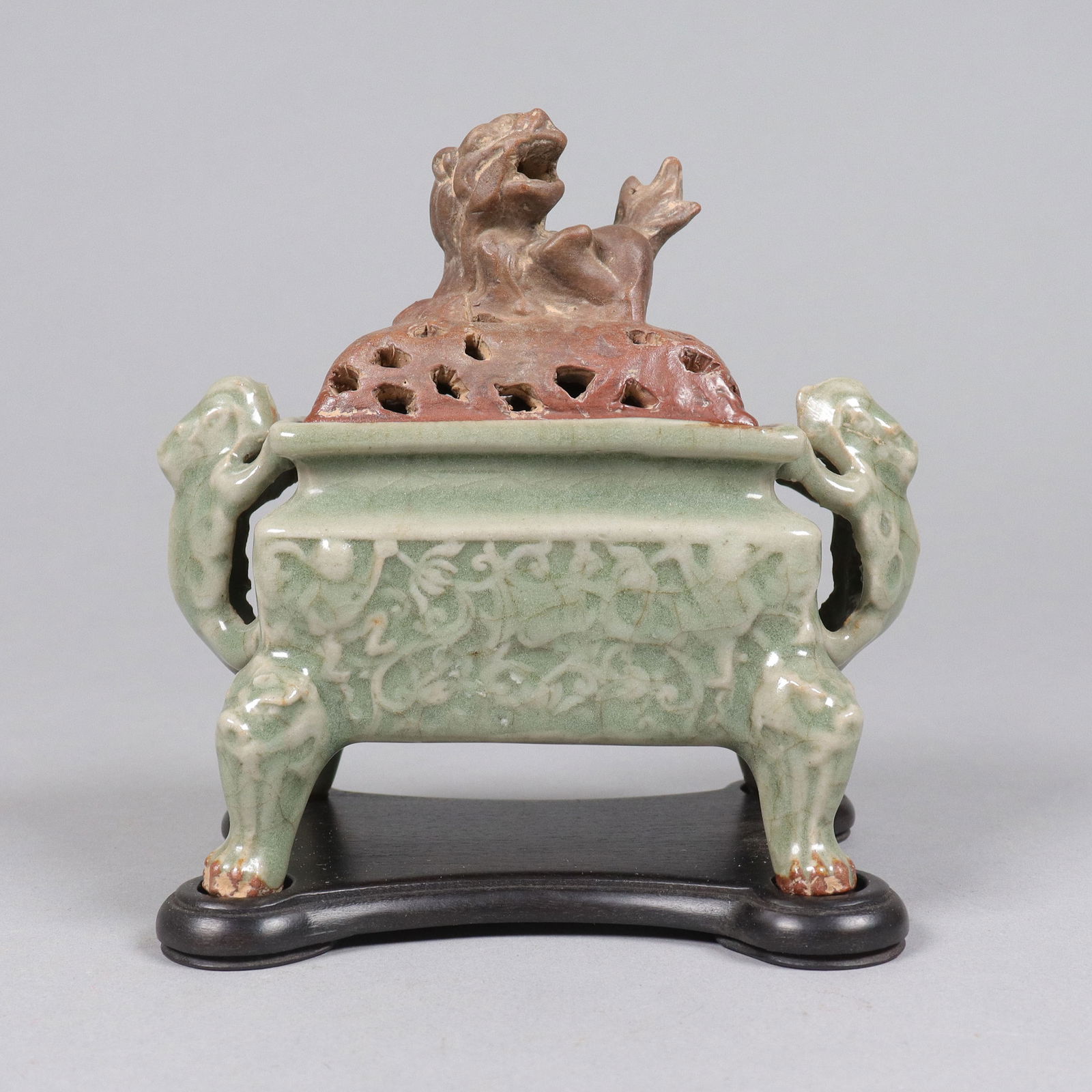 Chinese fine censer: Chinese fine censer. H: 4.8" x W: 5.2."