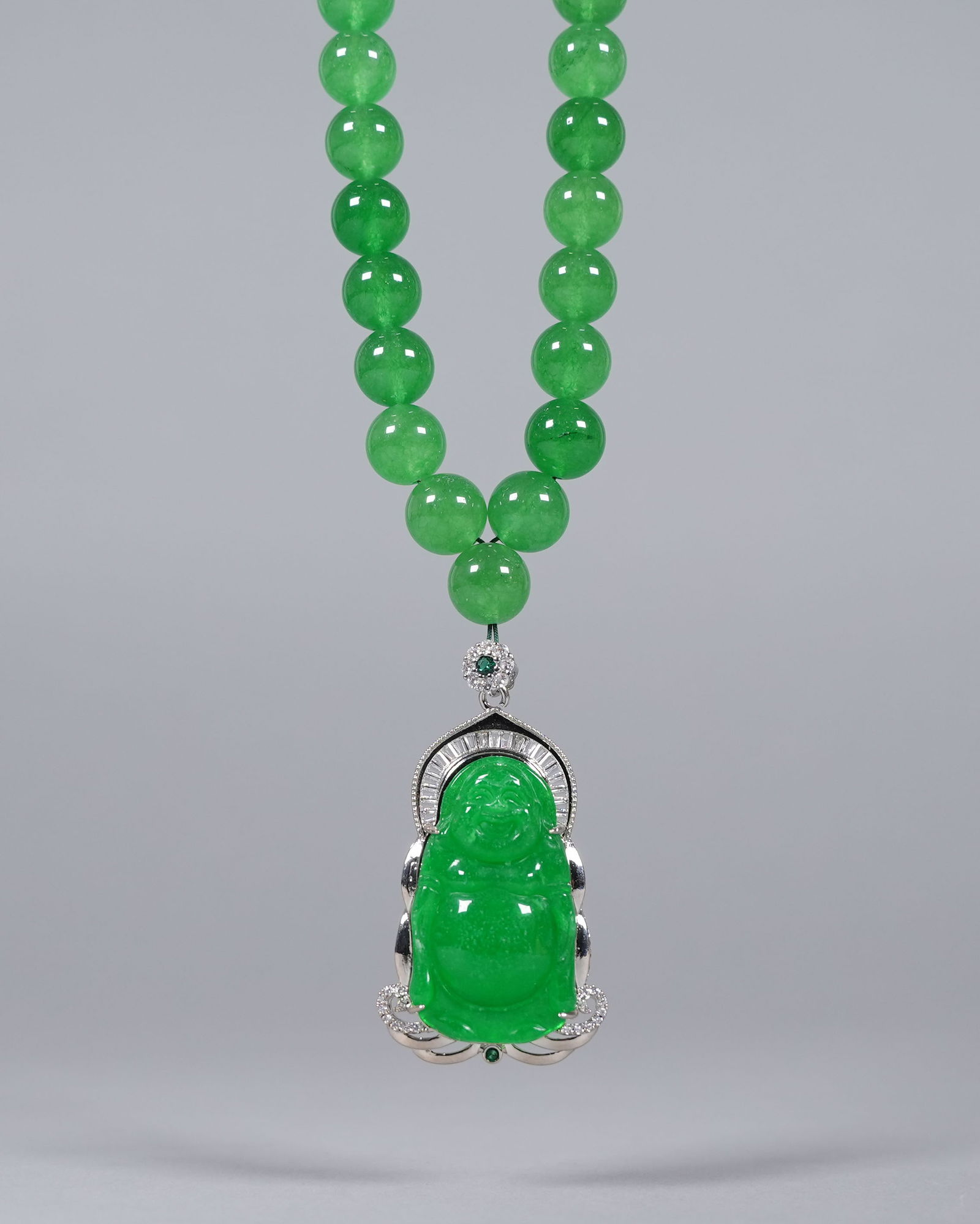 Chinese apple green pendant necklace: Chinese apple green pendant necklace.