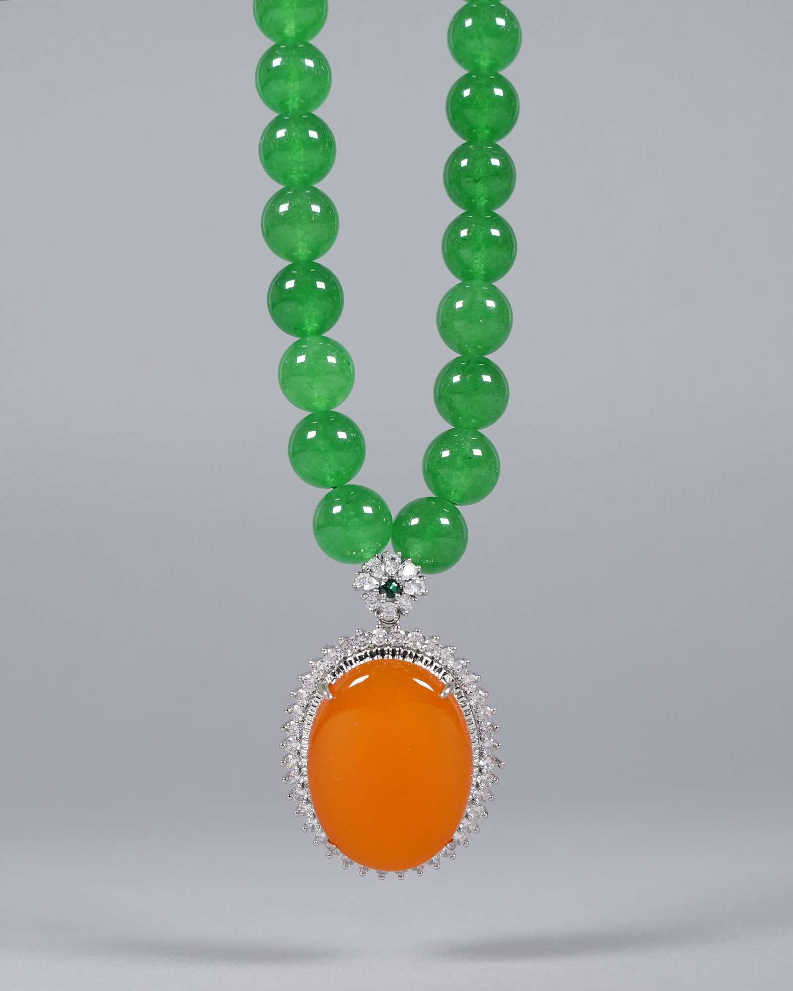 Chinese apple green necklace: Chinese fine apple green necklace.