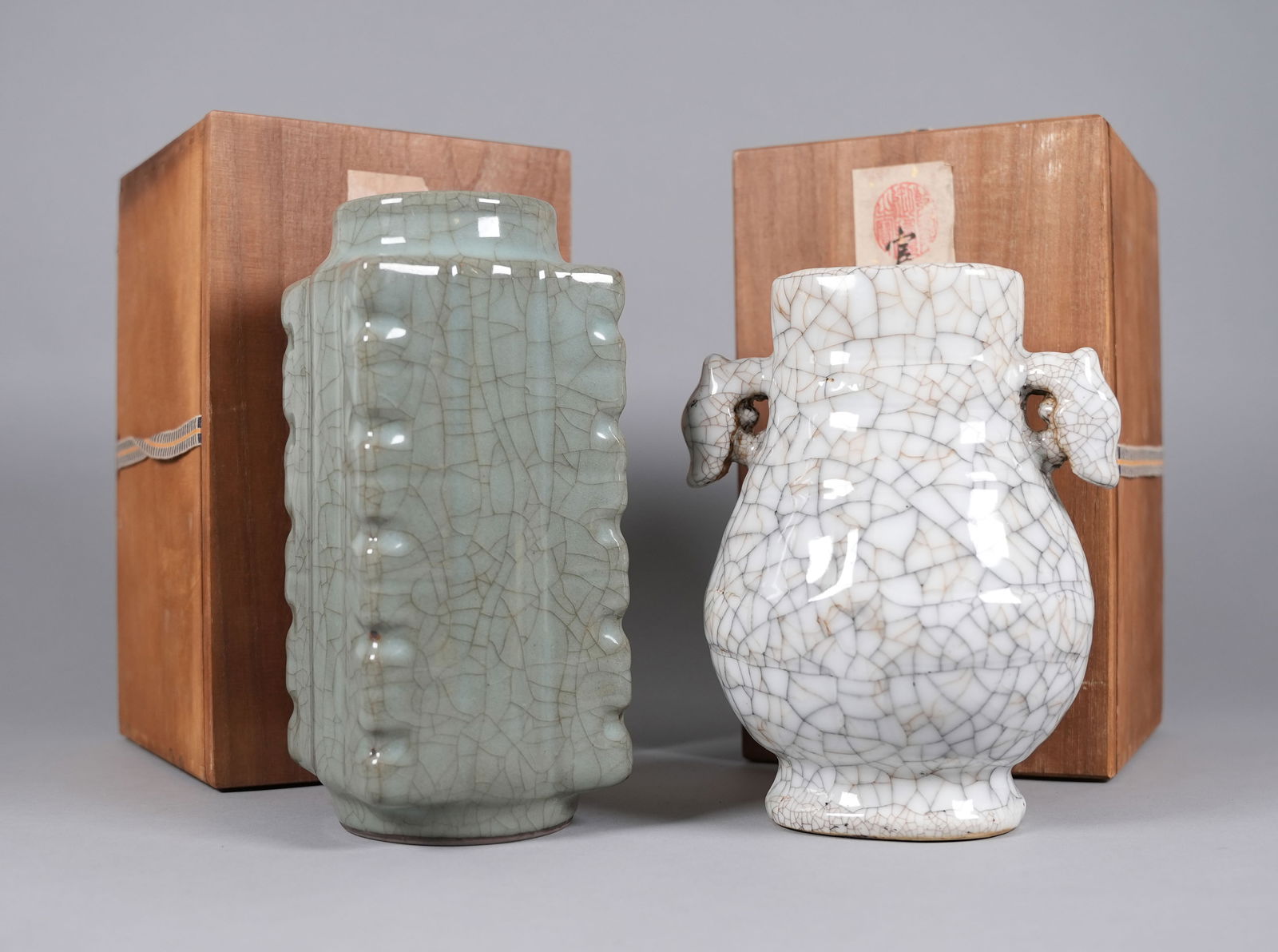 Lots Chinese vase with wooden box: Lots Chinese vase with wooden box. Largest H: 8.85" x W: 6.25."