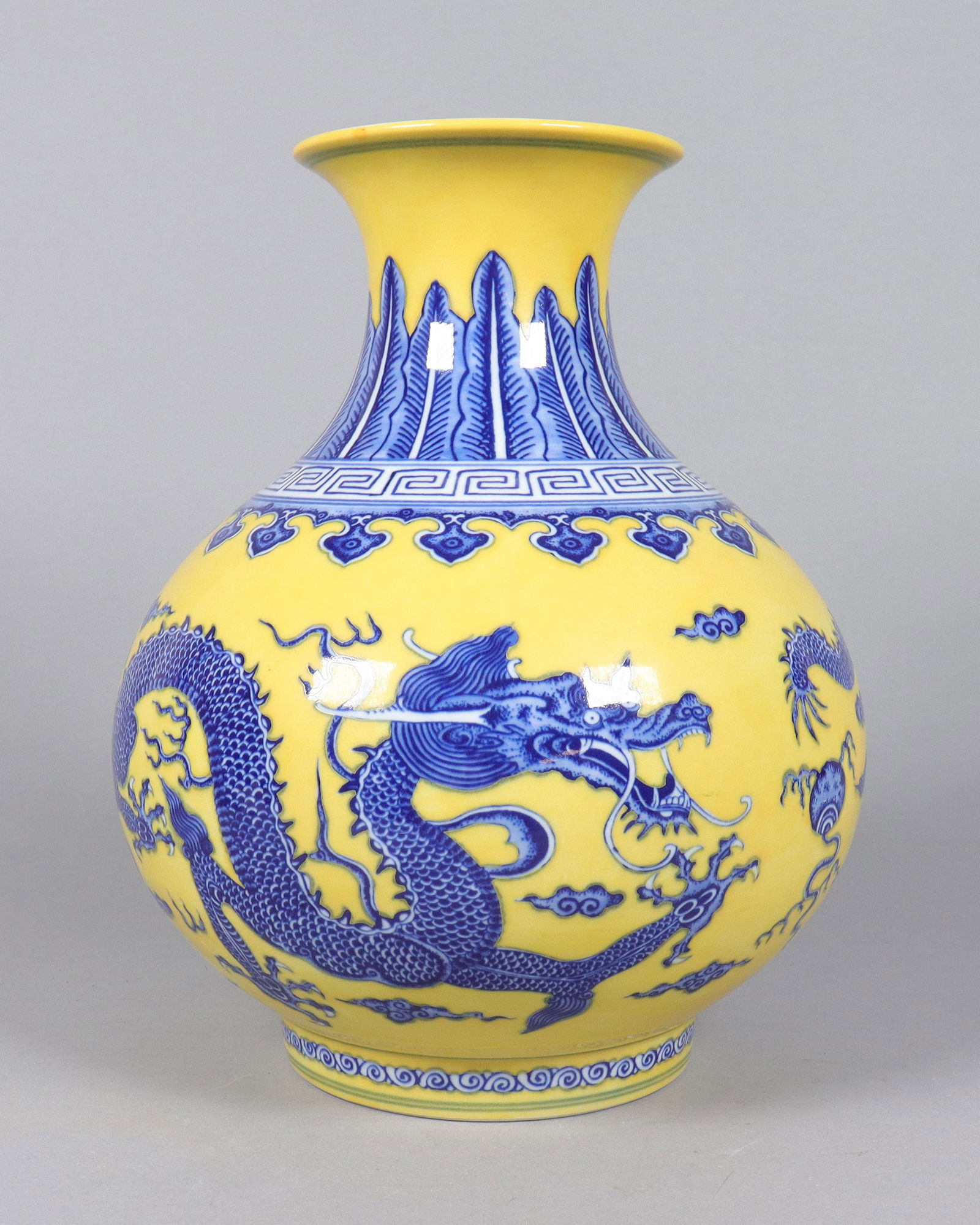 Chinese fine yellow dragon vase (1 of 6)