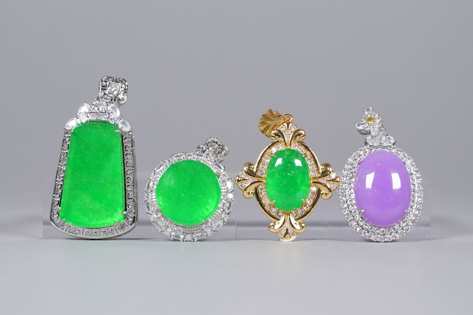 Lots Chinese fine pedants: Lots Chinese fine pendants.