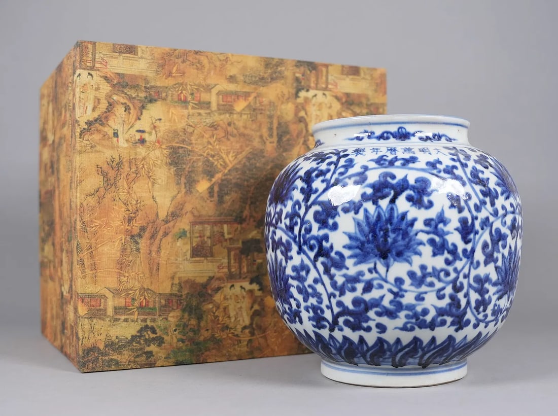 Chinese b/w fine jar with box (1 of 7)