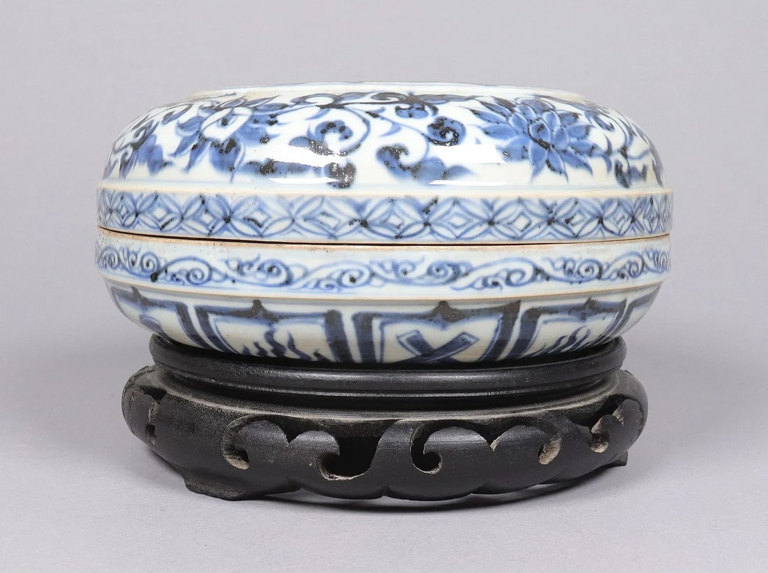 Chinese b/w dragon round box (1 of 6)