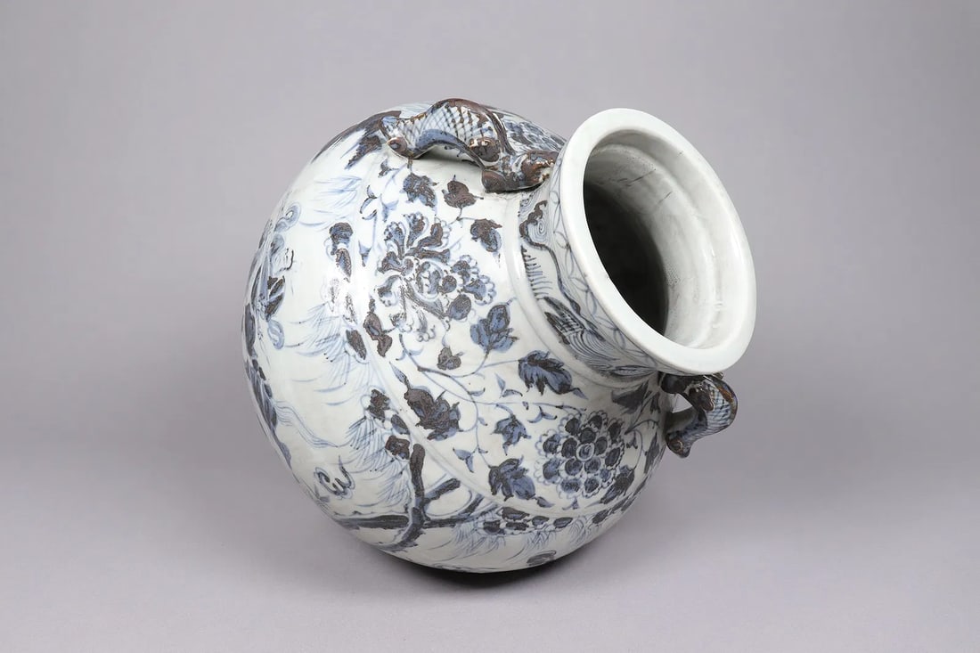 Chinese large b/w handled vase - 4