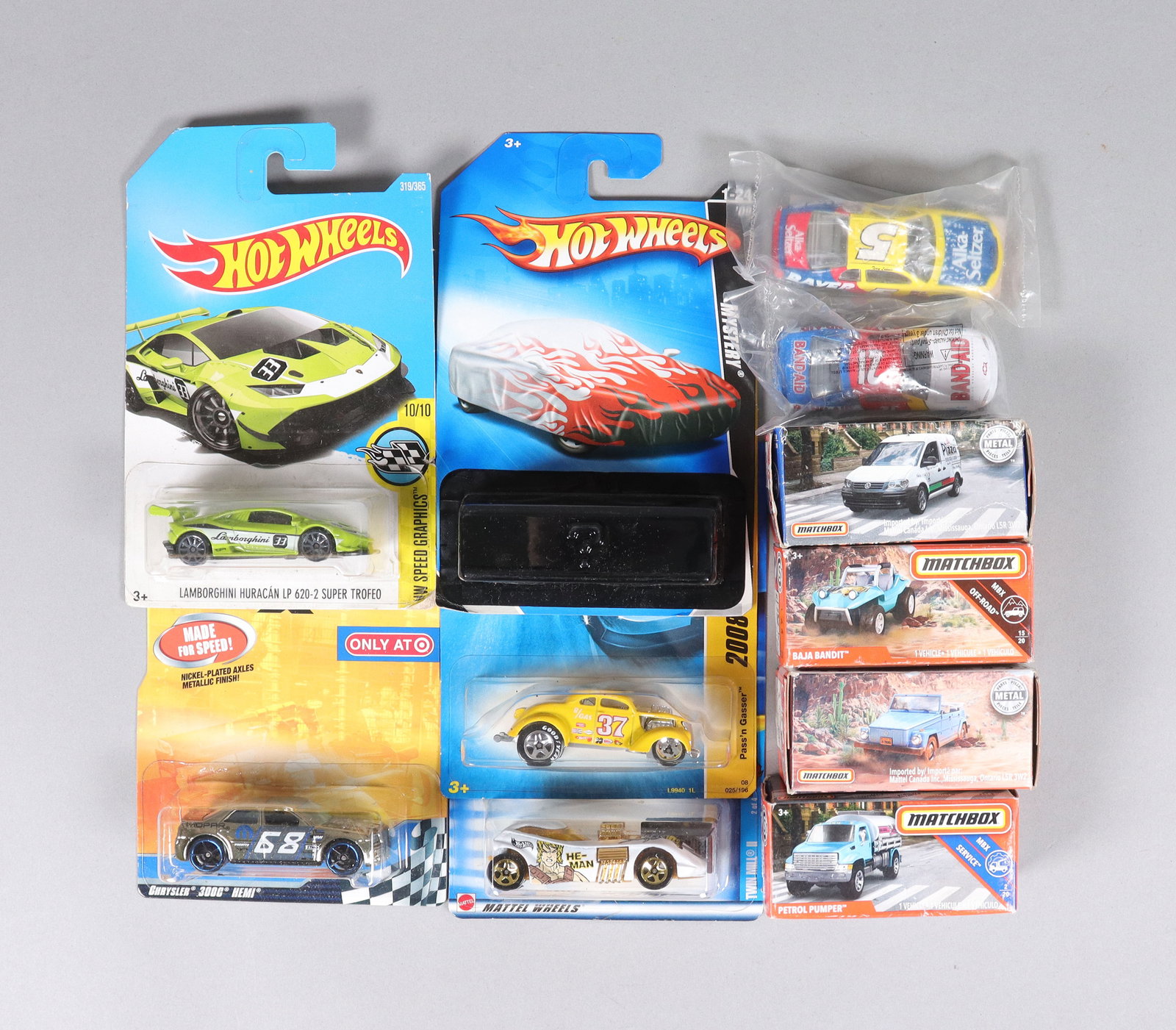 Lots vintage car toys in package: Lots vintage car toys in original package.