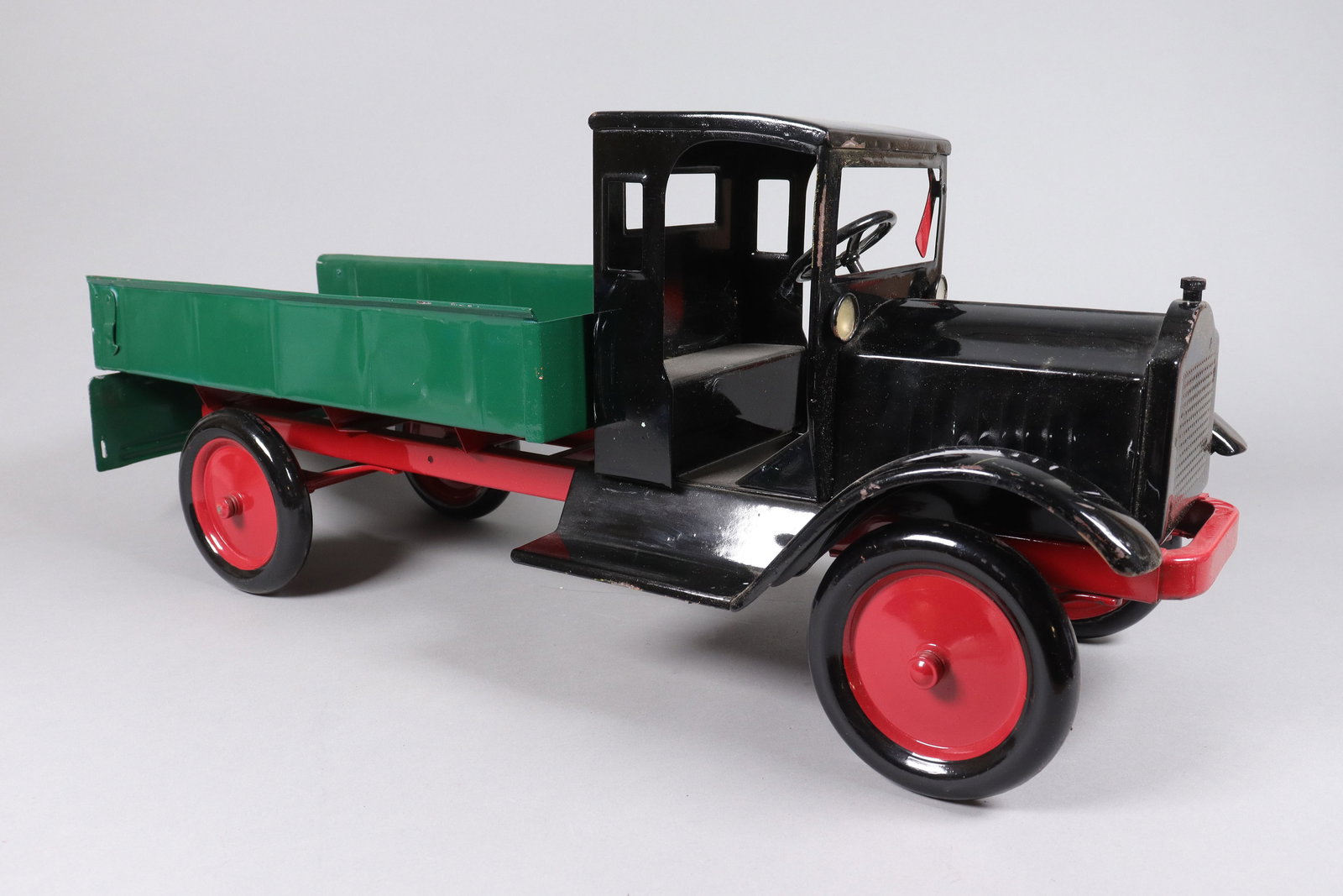 Antique metal car toy truck (1 of 8)