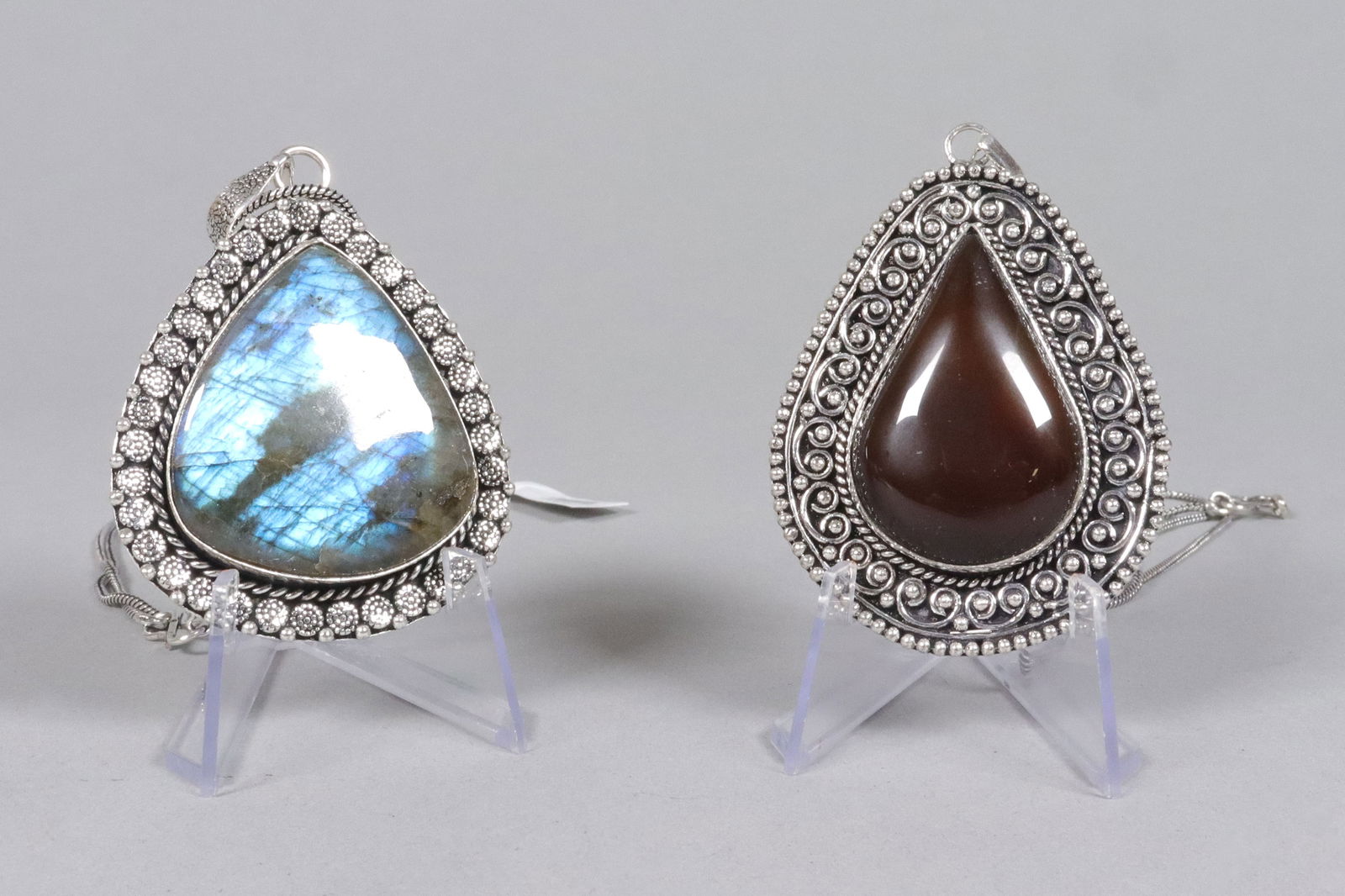 Lots stone carved necklace: Lots stone carved necklace.