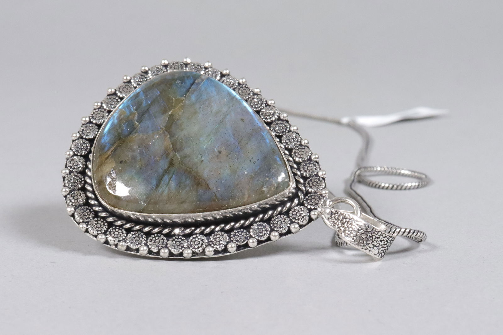 Lots stone carved necklace - 2