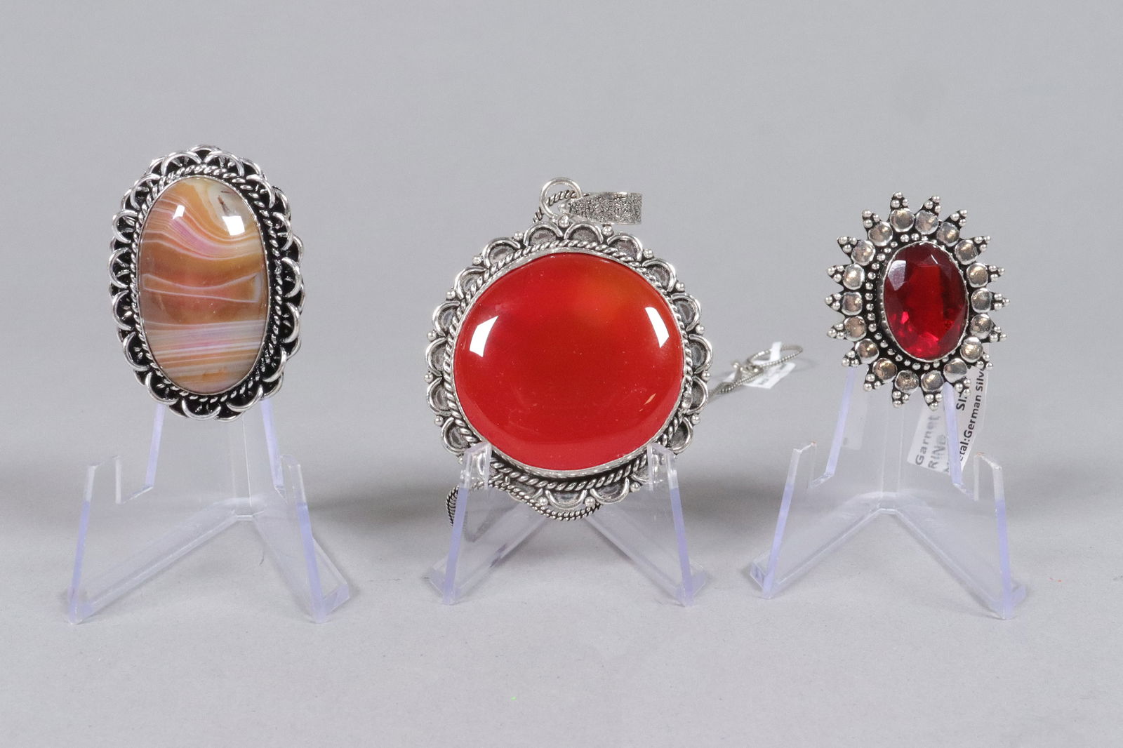 Lots estate onyx ring size 6: Lots estate onyx stone ring, some are US size 6.