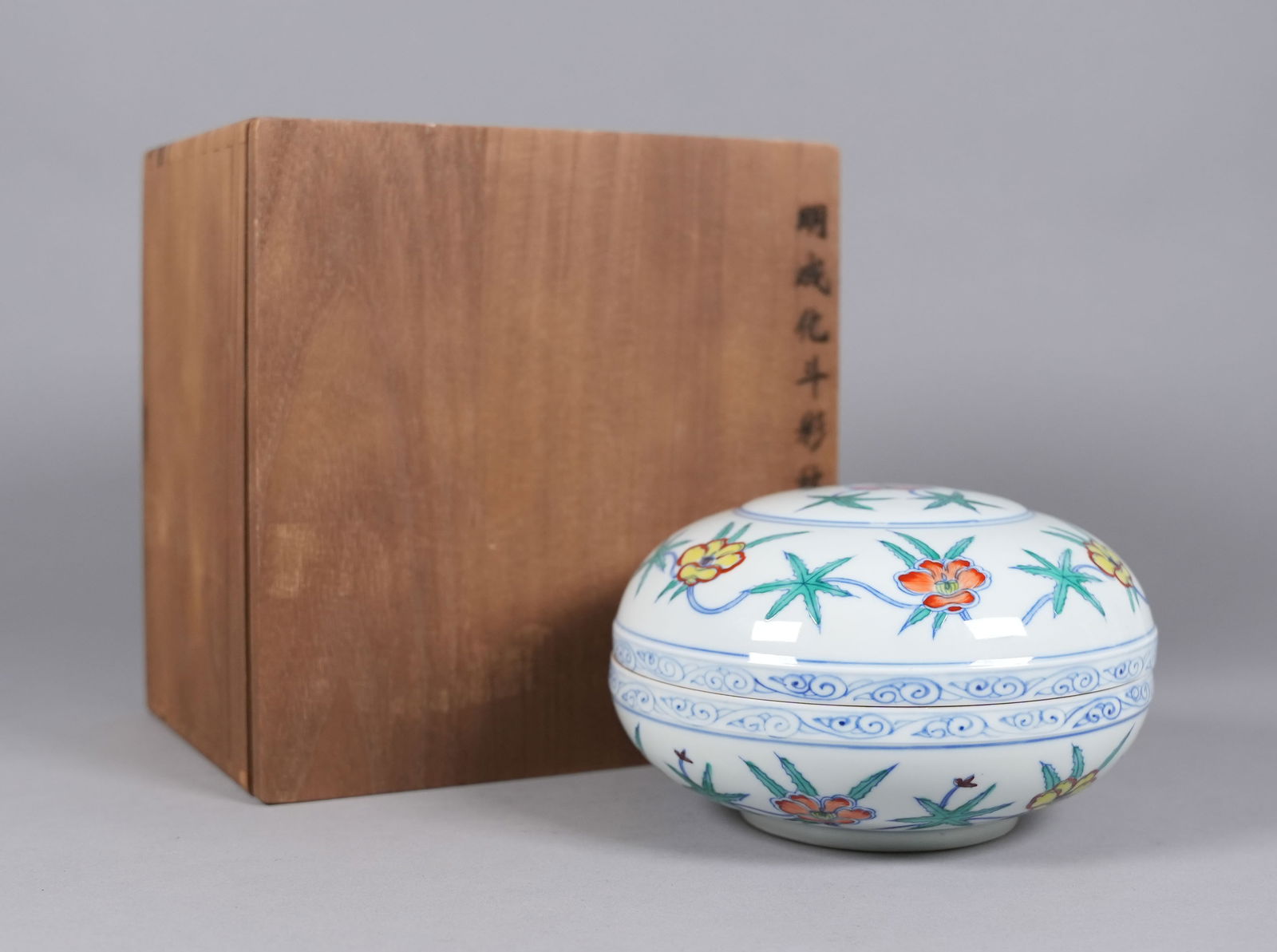 Chinese fine round box with wooden box (1 of 7)
