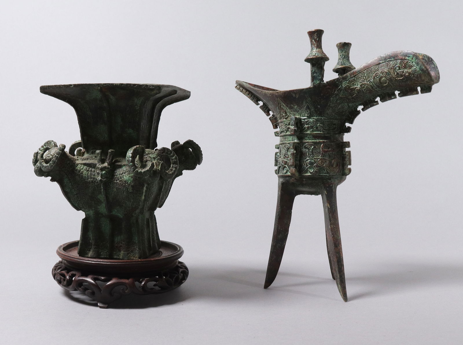 Lots Chinese bronze vessels: Lots Chinese fine bronze vessels. Largest H: 5.5" x W: 4.5."