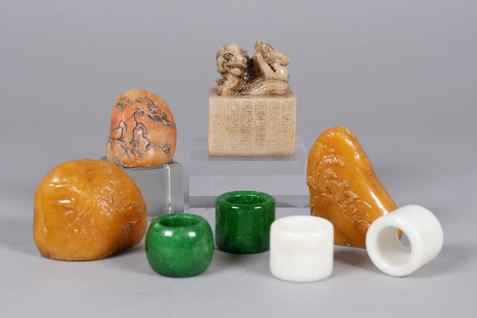 Lots Chinese fine carvings: Lots Chinese fine carvings.