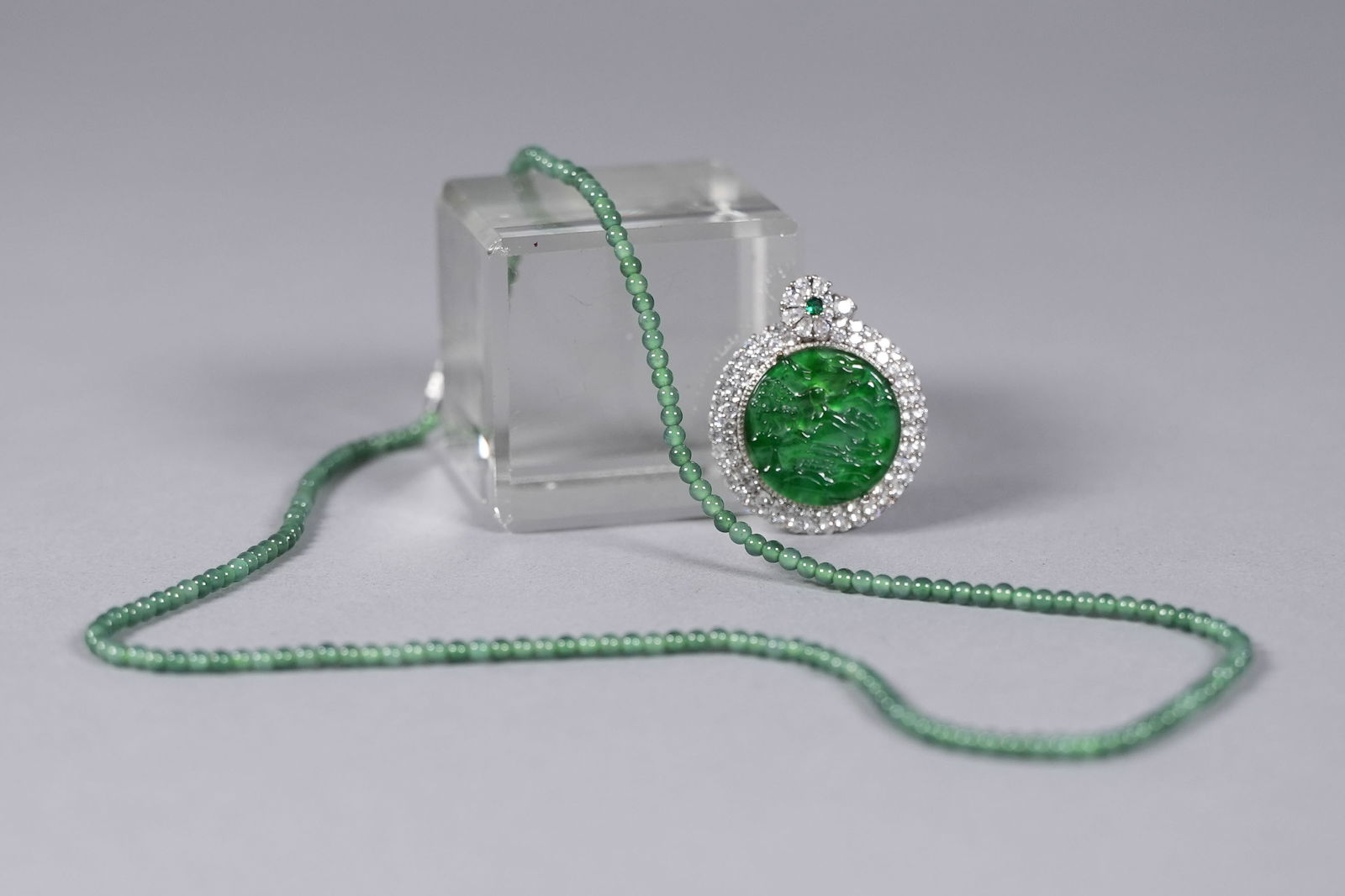 Chinese apple green pendant necklace: Chinese apple green carved pendant necklace.