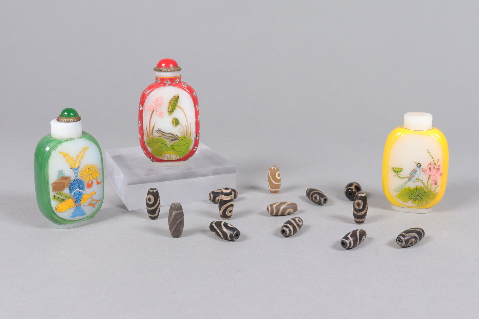 Lots Tibetan dzi beads and snuff bottles (1 of 7)