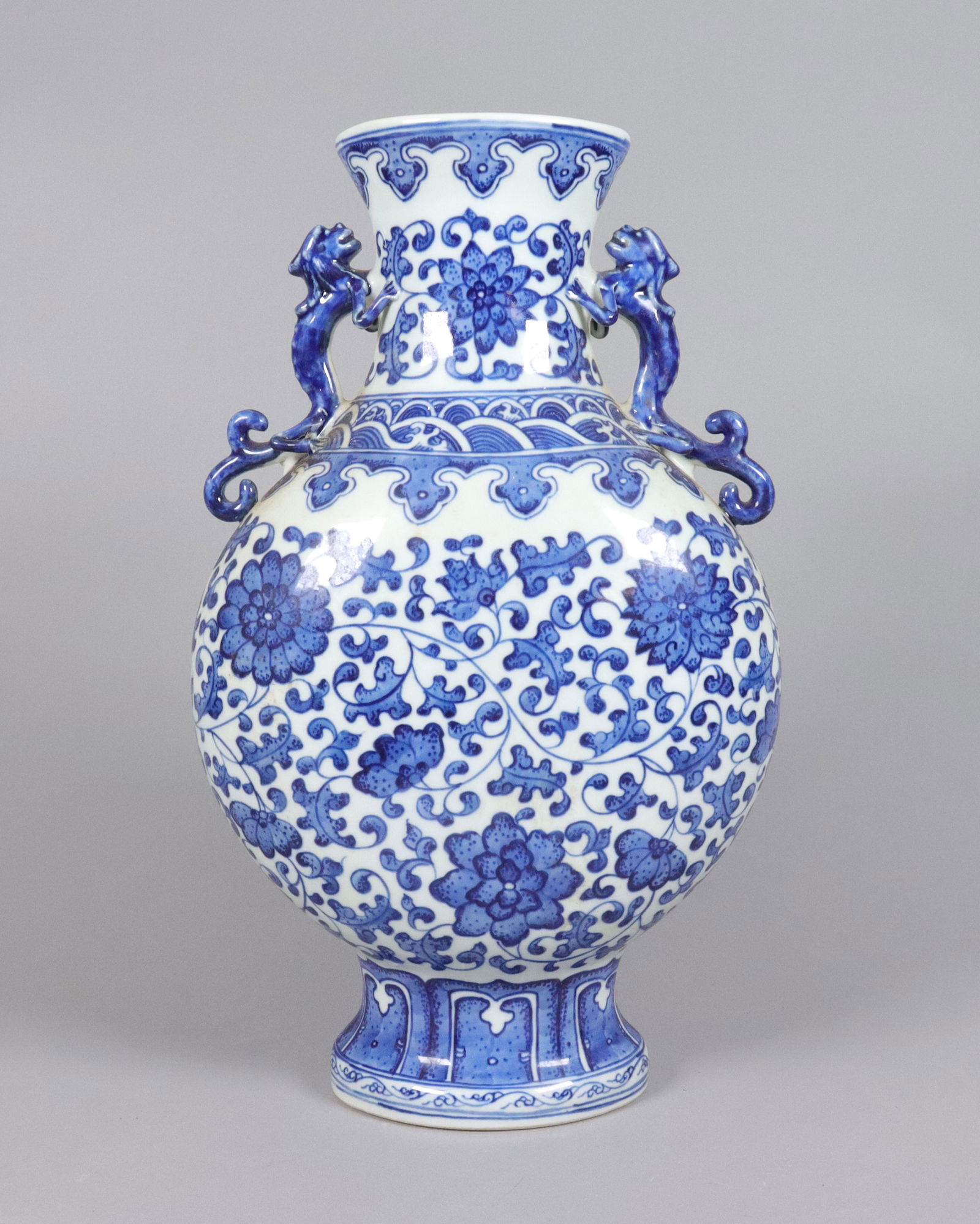 Chinese fine b/w estate vase (1 of 6)