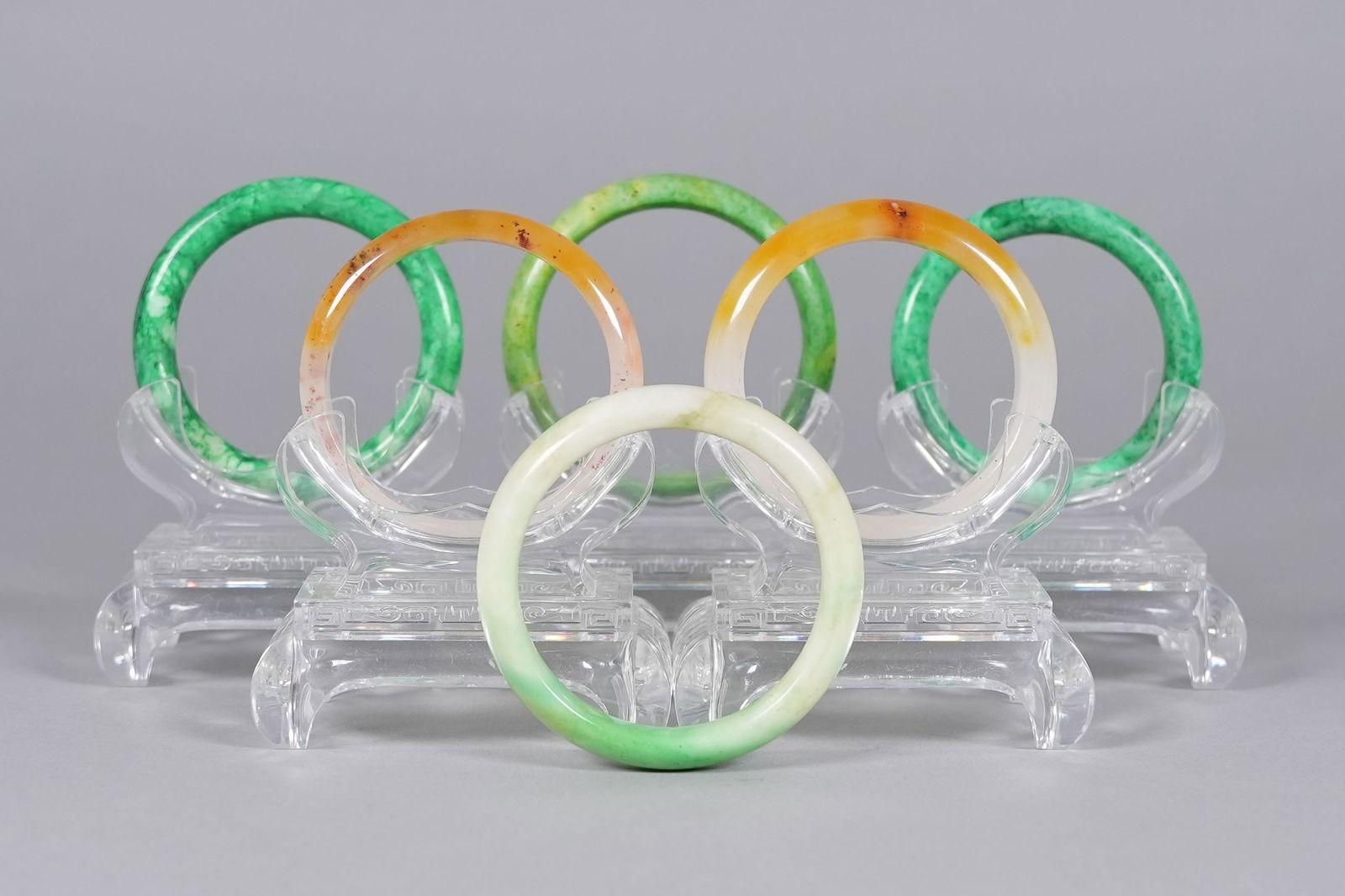 Lots Chinese fine bangles: Lots Chinese fine bangles.