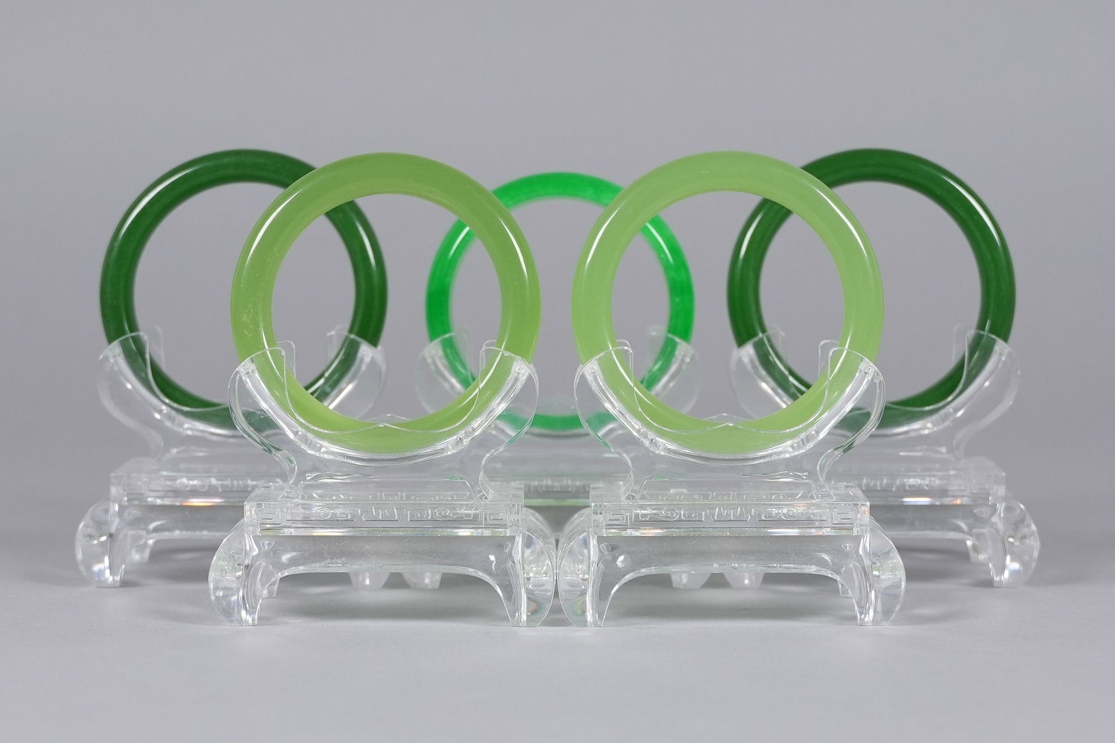 Lots Chinese fine bangles: Lots Chinese fine bangles.