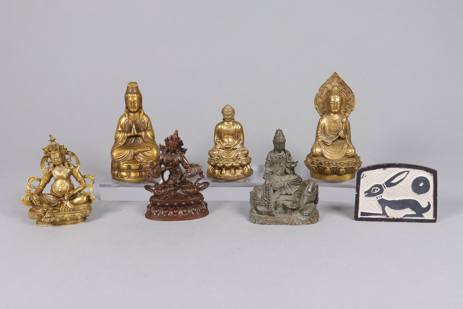 Lots Chinese buddha statues (1 of 7)